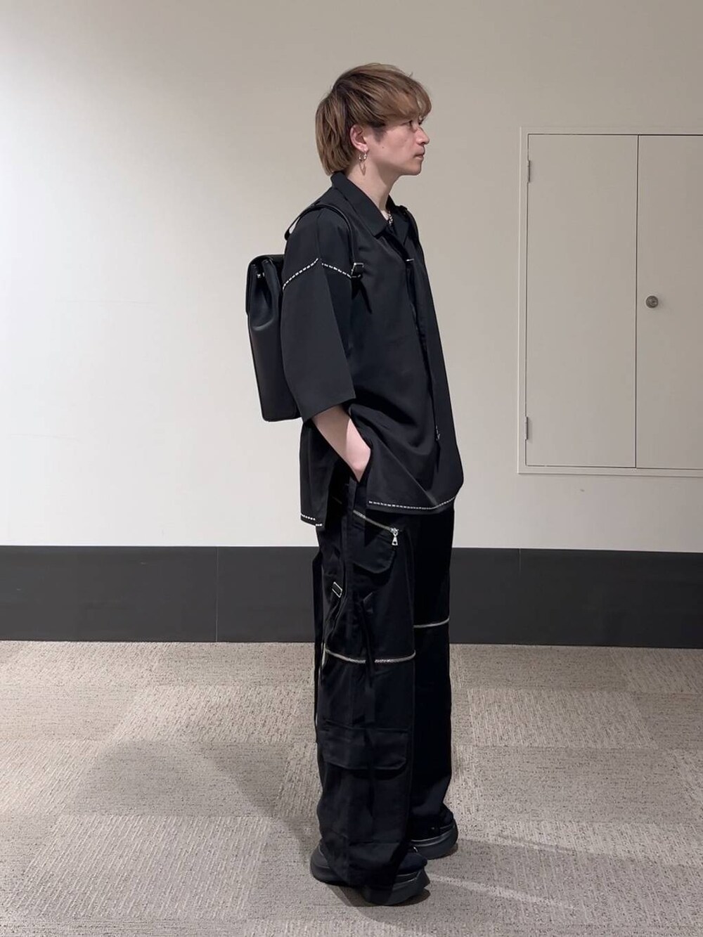 ブラック系のサンダル、ブラック系のショルダーバッグ、ブラック系のシャツ/ブラウスを着用したメンズの春コーディネートの2枚目の写真