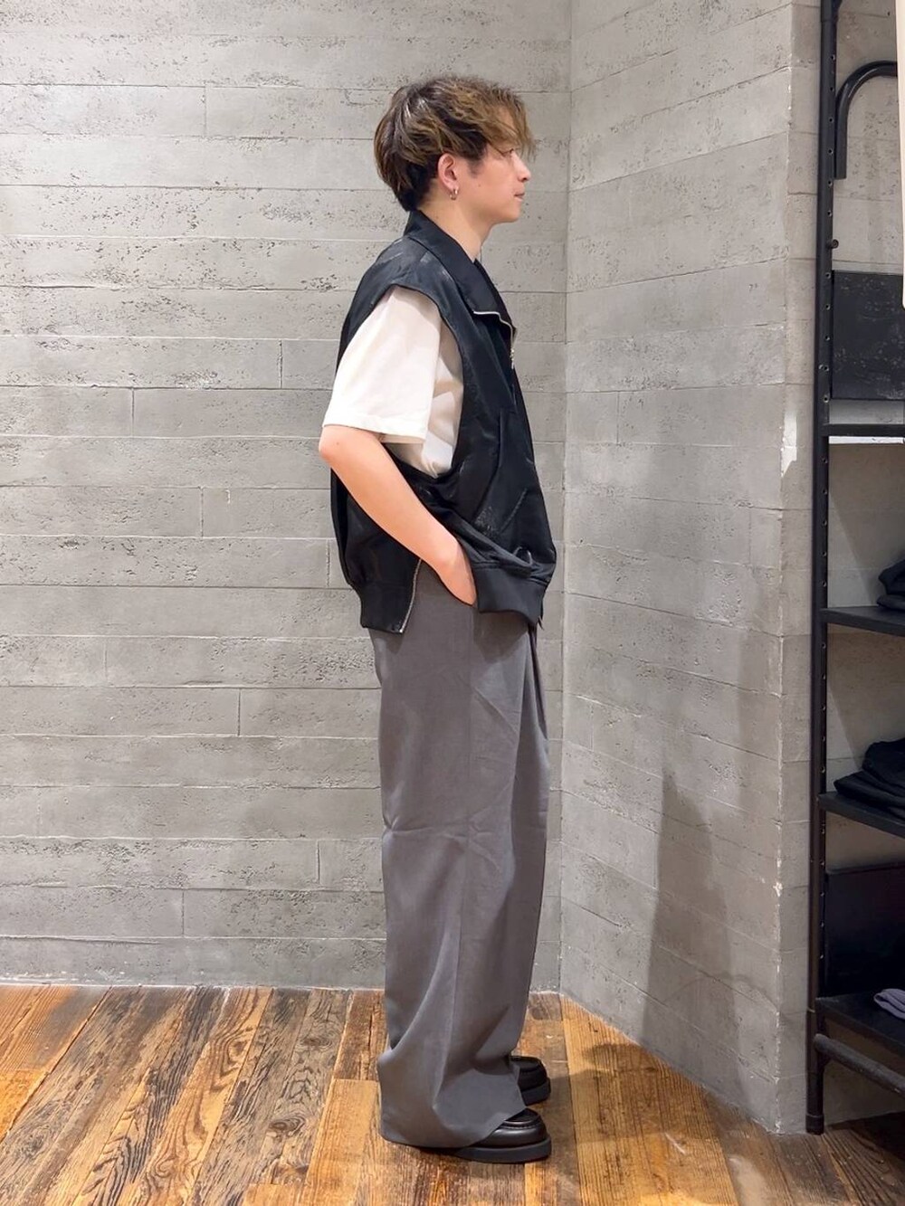 ホワイト系のTシャツ/カットソー、ブラック系のローファー、グレー系のスラックスを着用したメンズの夏コーディネートの2枚目の写真