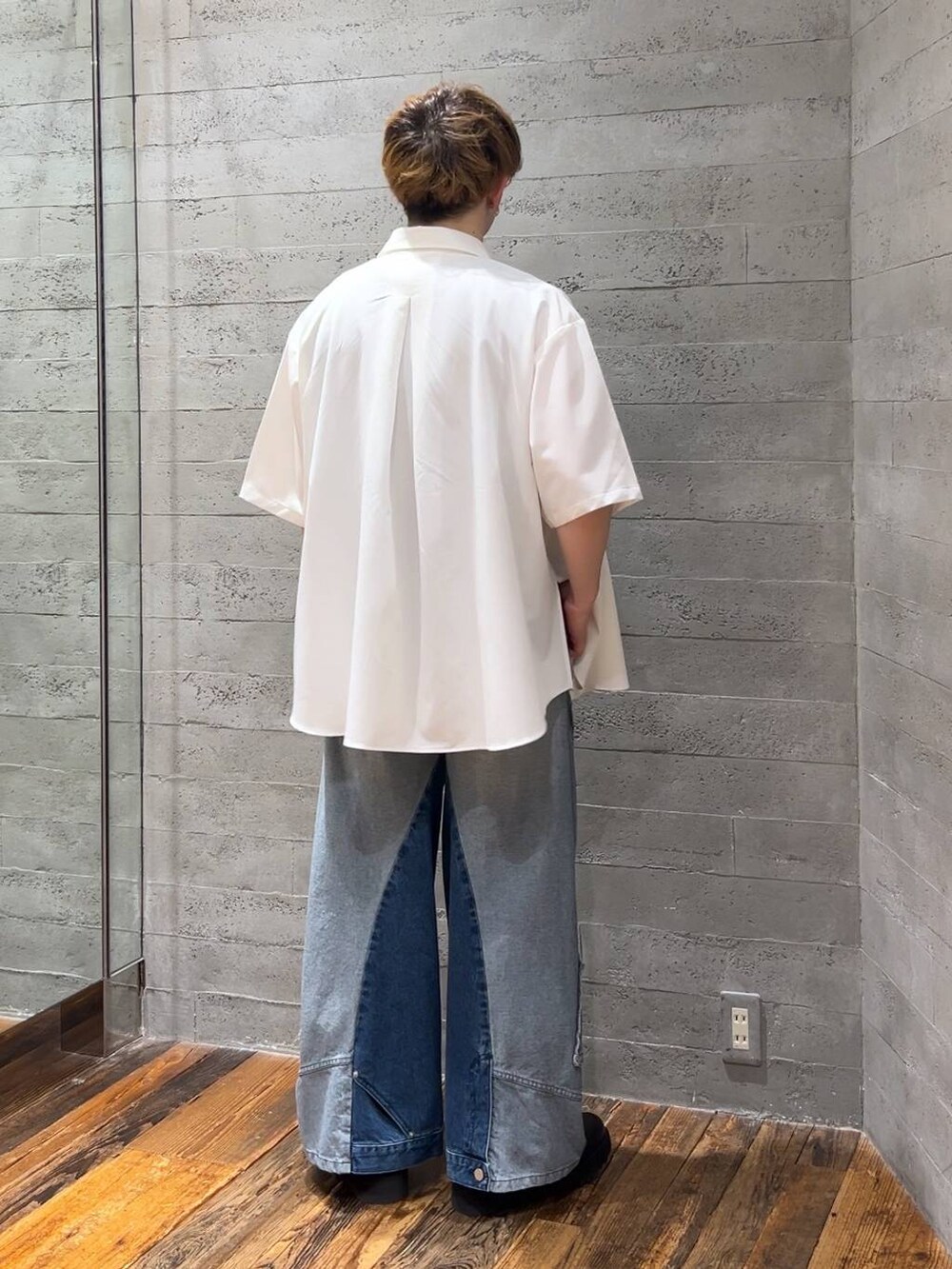 ブラック系のドレスシューズ、ブラック系のTシャツ/カットソー、ホワイト系のシャツ/ブラウスを着用したメンズの夏コーディネートの3枚目の写真