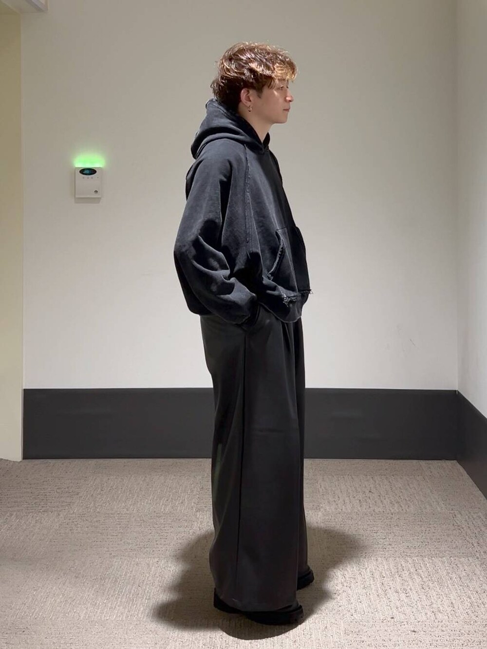 ブラック系のパーカー、ブラック系のその他パンツ、シルバー系のピアス（片耳用）を着用したメンズの秋コーディネートの2枚目の写真