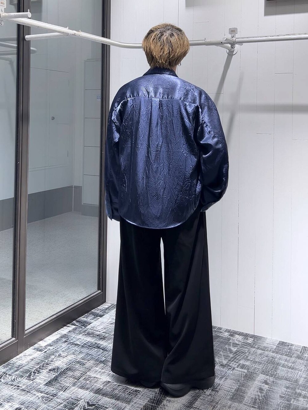 ブルー系のシャツ/ブラウス、ブラック系のTシャツ/カットソー、ブラック系のスラックスを着用したメンズの春コーディネートの4枚目の写真