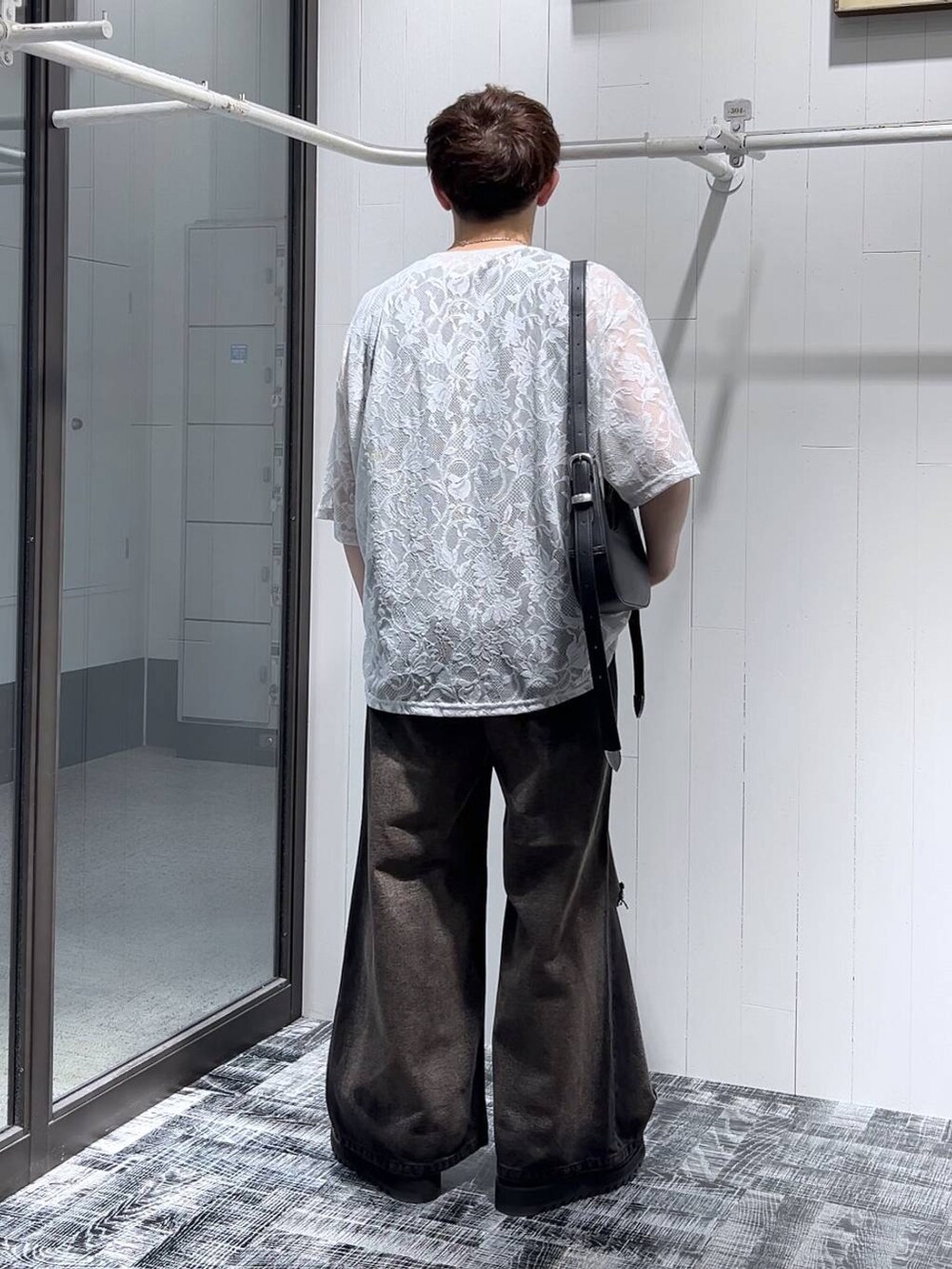 ブラック系のデニムパンツ、ブラック系のドレスシューズ、ブラック系のTシャツ/カットソーを着用したメンズの夏コーディネートの2枚目の写真