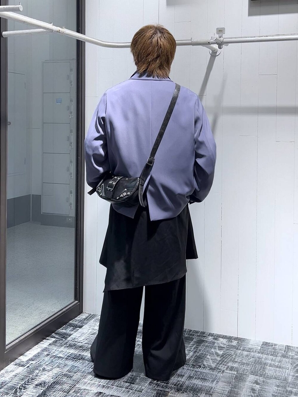 「シャツ、低身長、きれいめ、モード、オーバーサイズ、HARE、ワイドパンツ、ジャケット、ショルダーバッグ」|「HAREのステンレスサークルピアス(HARE)(ピアス(片耳用)、シルバー系)」を使った、HARE もりたいさん(メンズ・168cm)の冬コーディネートの3枚目の写真