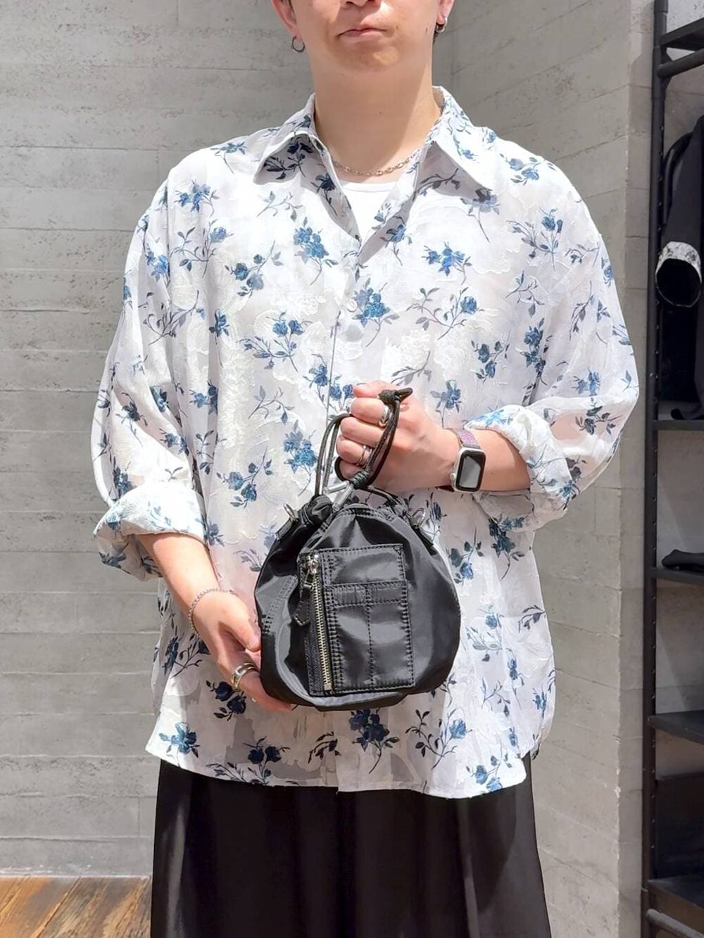 ブラック系のショルダーバッグ、ブラック系のサンダル、ホワイト系のTシャツ/カットソーを着用したメンズの夏コーディネートの5枚目の写真