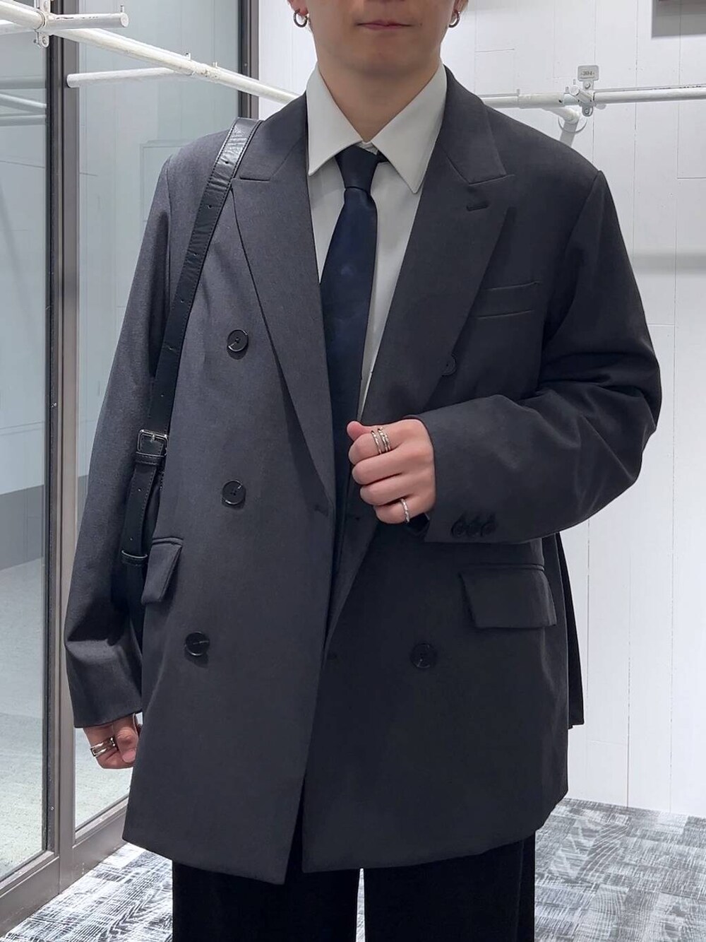 ホワイト系のシャツ/ブラウス、ブラック系のスラックス、ブラック系のドレスシューズを着用したメンズの冬コーディネートの5枚目の写真