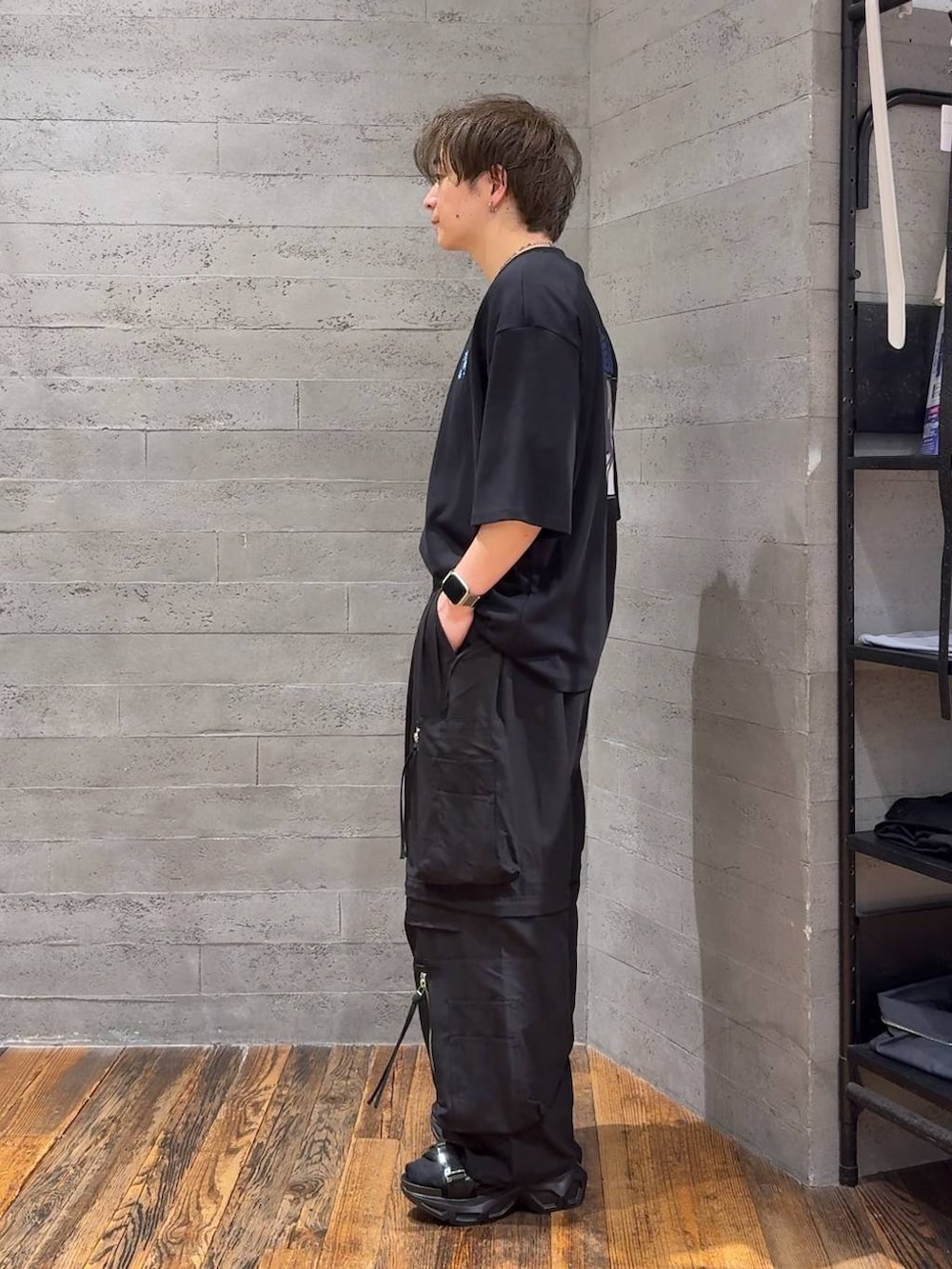 ブラック系のTシャツ/カットソー、ブラック系のサンダル、ブラック系のカーゴパンツを着用したメンズの夏コーディネートの2枚目の写真