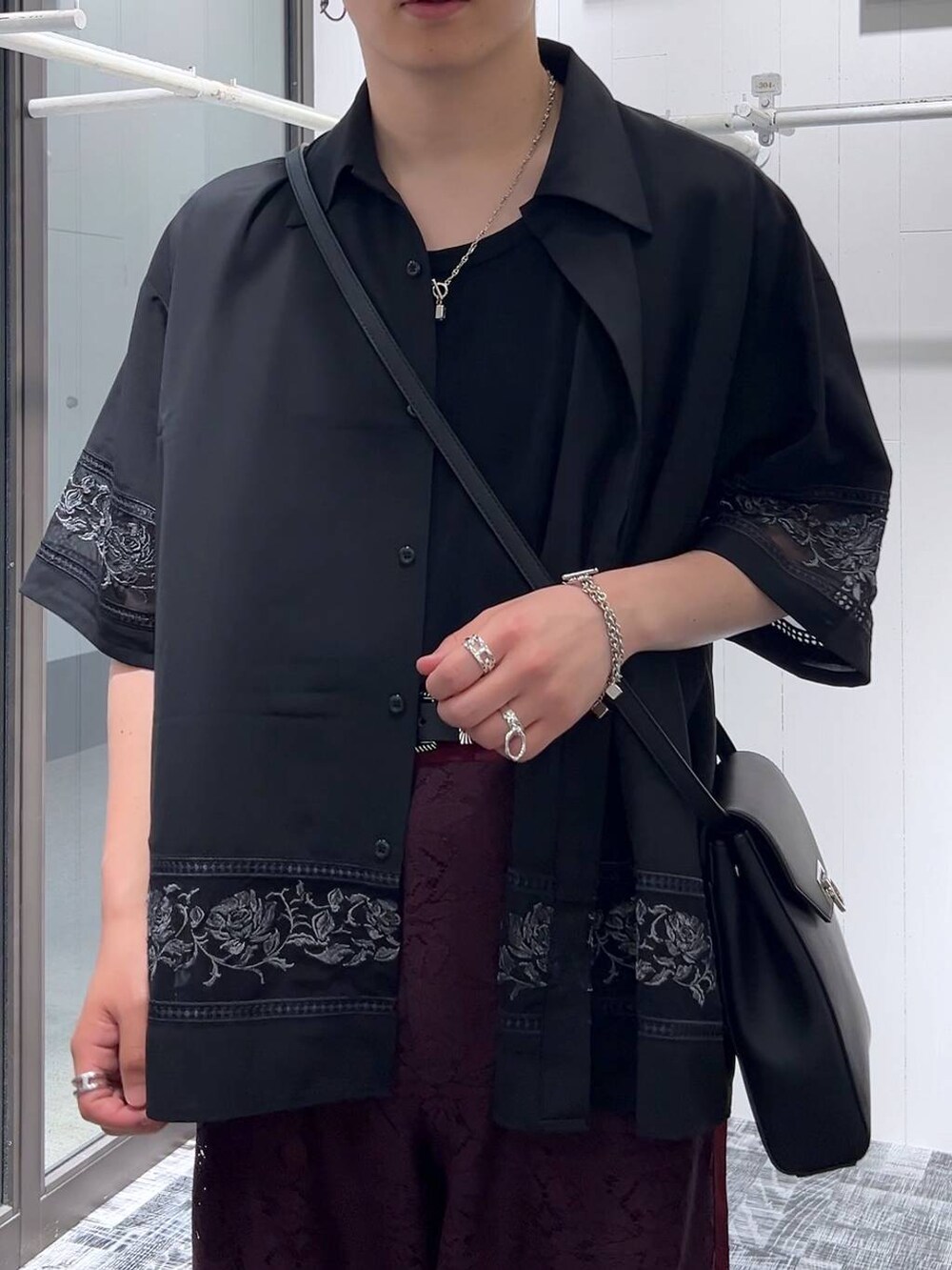 ブラック系のドレスシューズ、レッド系のその他パンツ、ブラック系のTシャツ/カットソーを着用したメンズの夏コーディネートの5枚目の写真