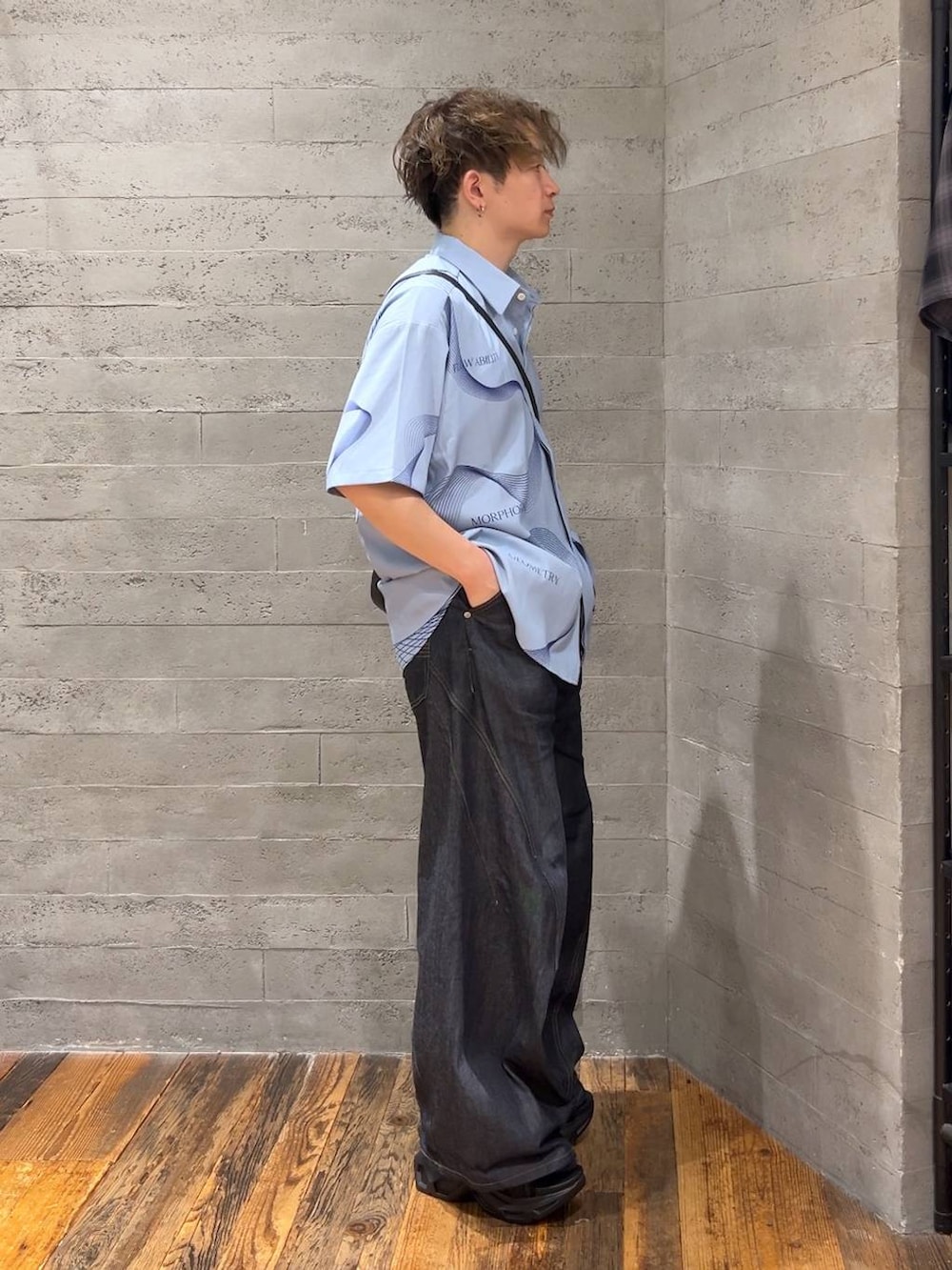 「夏コーデ、カジュアル、低身長、きれいめ、モード、オーバーサイズ、HARE、デニムパンツ、シャツ」|「HAREの100625ステンレスブレスレット(HARE)(ブレスレット、シルバー系)」を使った、HARE もりたいさん(メンズ・168cm)の夏コーディネートの2枚目の写真