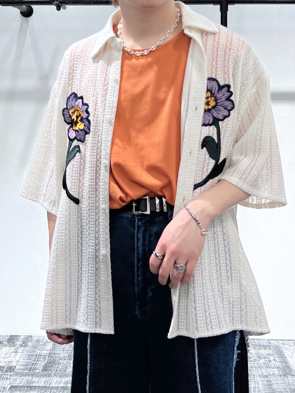 ホワイト系のシャツ/ブラウス、オレンジ系のTシャツ/カットソー、ブルー系のデニムパンツを着用したメンズの春コーディネートの2枚目の写真