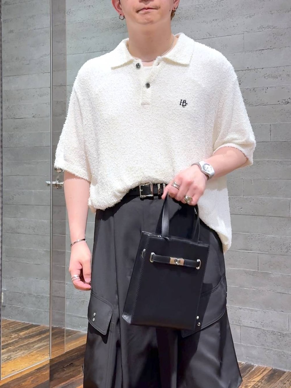ブラック系のサンダル、ホワイト系のTシャツ/カットソー、ブラック系のカーゴパンツを着用したメンズの夏コーディネートの5枚目の写真