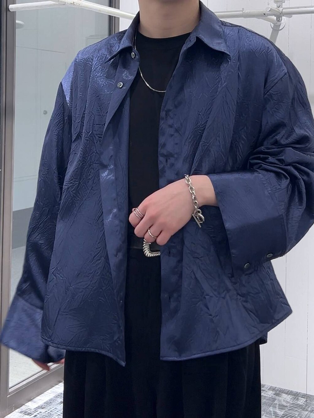 ブルー系のシャツ/ブラウス、ブラック系のTシャツ/カットソー、ブラック系のスラックスを着用したメンズの春コーディネートの5枚目の写真