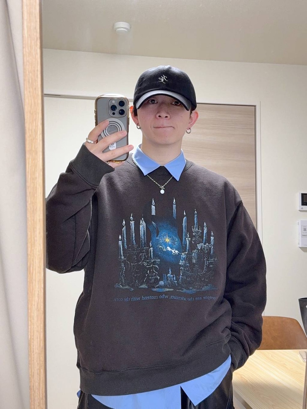 ブラック系のカーゴパンツを着用したメンズの冬コーディネートの3枚目の写真