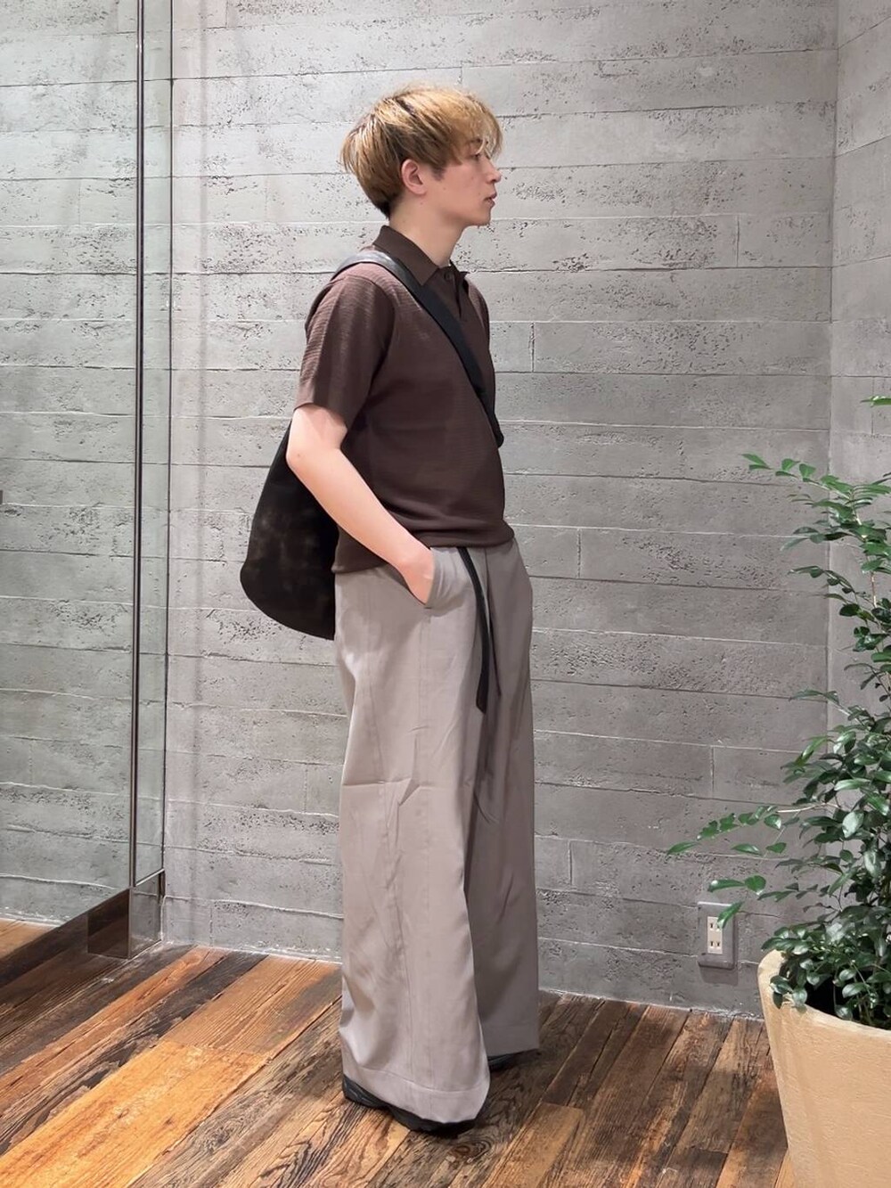 ブラック系のローファー、グレー系のショルダーバッグ、グレー系のスラックスを着用したメンズの夏コーディネートの2枚目の写真