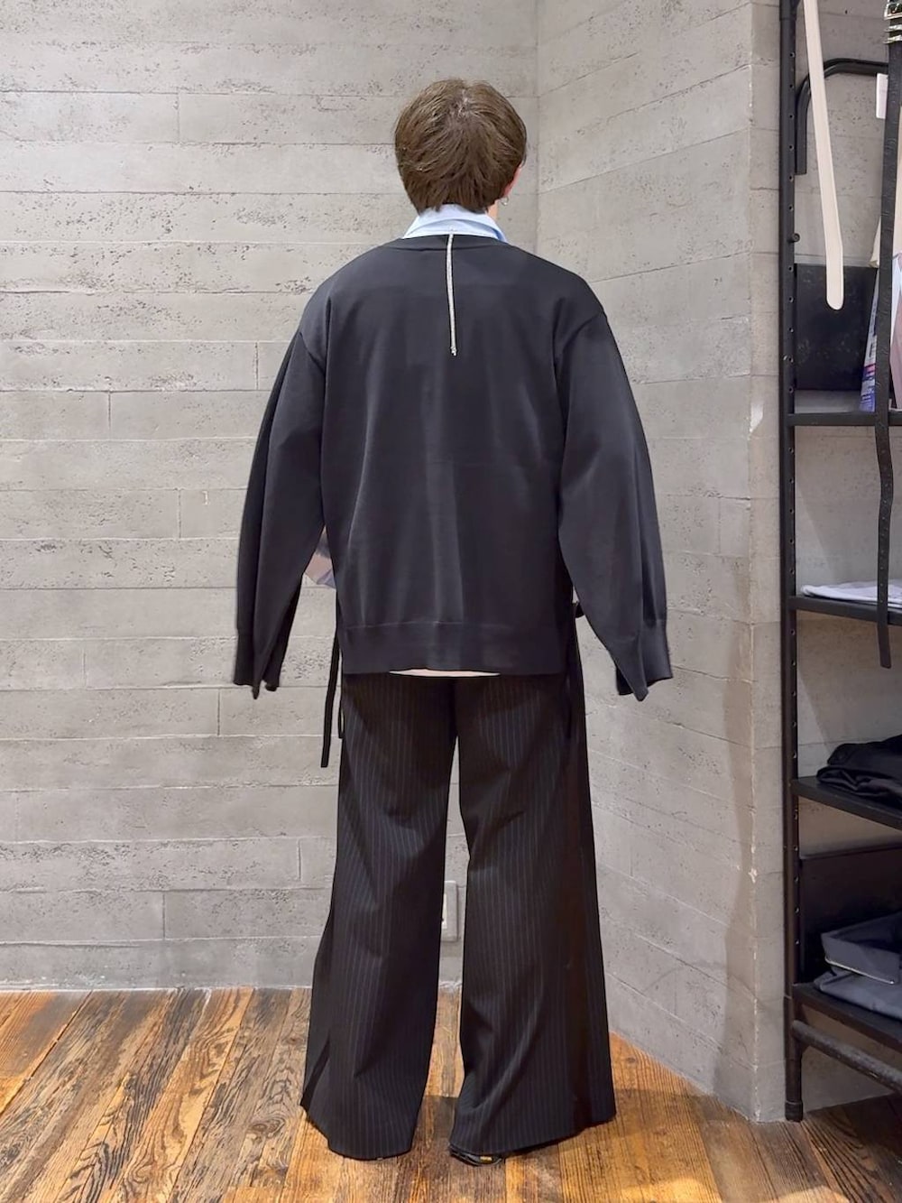 ブルー系のスラックス、ブラック系のカーディガン/ボレロ、ブラック系のサンダルを着用したメンズの夏コーディネートの3枚目の写真