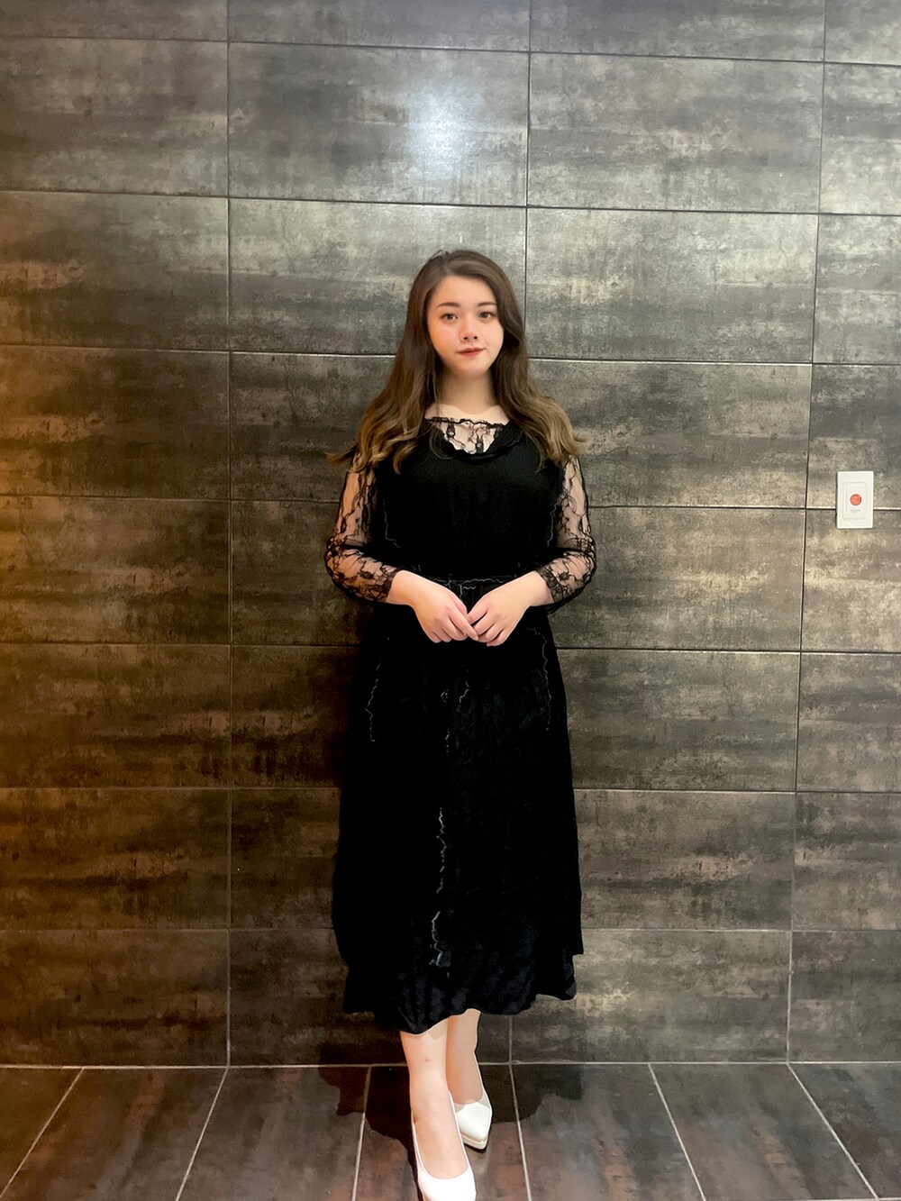 ブラック系のワンピースを着用したレディースの夏コーディネートの3枚目の写真