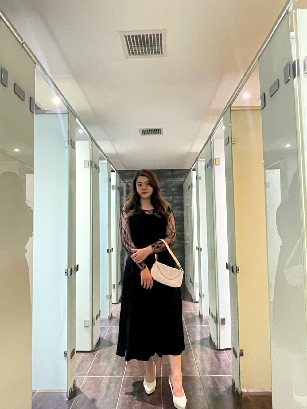 ブラック系のワンピースを着用したレディースの夏コーディネートの2枚目の写真