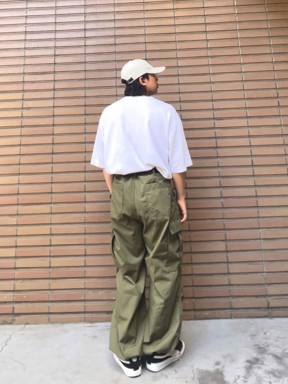 「メンズコーデ、休日コーデ、おしゃれさんと繋がりたい、ゆるコーデ、いいね、save、フォローお願いします🤑、ストリートコーデ、オーバーサイズ、キャップ、Tシャツ、カーゴパンツ、おでかけコーデ、スニーカー、アップルウォッチ」｜「WYM LIDNMのHEAVY WEIGHT BASIC BIG-TEE（Tシャツ/カットソー、ホワイト系）」を使った、MASAYAさん（メンズ・160cm）の夏コーディネートの2枚目の写真