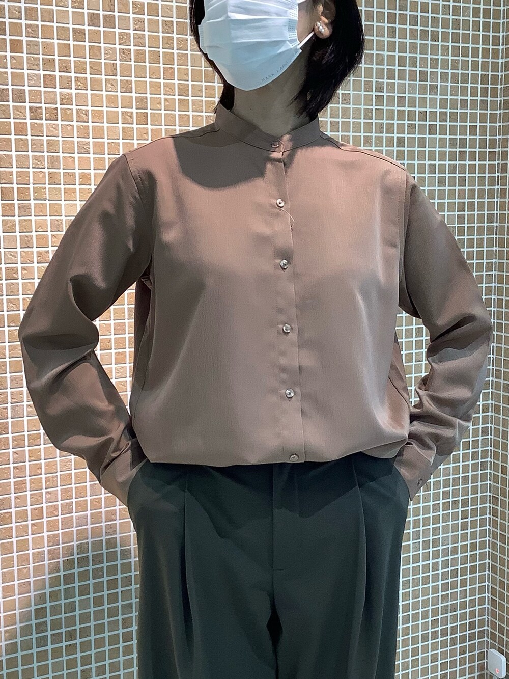 ブラウン系のシャツ/ブラウスを着用したレディースの秋コーディネートの2枚目の写真