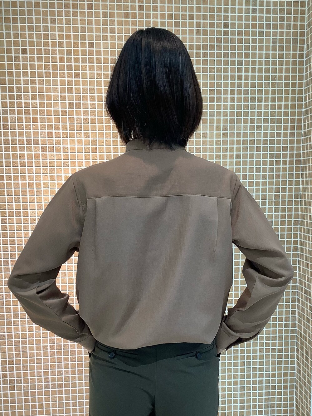 ブラウン系のシャツ/ブラウスを着用したレディースの秋コーディネートの3枚目の写真