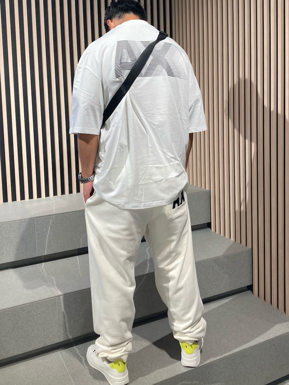 「AXchange、AXCatStreet、armaniexchange、AXchanger、白Tシャツ、ショルダーバッグ、スウェット、スウェットパンツ、スニーカー、モノトーン、オーバーサイズ、ビッグシルエット、バックプリント、シンプルコーデ、春コーデ」｜「ARMANI EXCHANGEの【A|X アルマーニ エクスチェンジ】バックロゴ 半袖クルーネックTシャツ/COMFORT（Tシャツ/カットソー、ホワイト系）」を使った、Y. SHOTAROさん（メンズ・163cm）の夏コーディネートの2枚目の写真