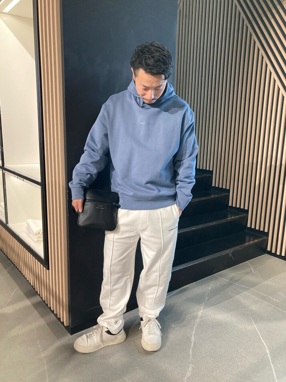 「AXchanger、AXchange、armaniexchange、AXCatStreet、白スニーカー、スウェット、オーバーサイズ、ビッグシルエット、バックプリント、ショルダーバッグ、スニーカー」｜「ARMANI EXCHANGEの【A|X アルマーニ エクスチェンジ】AXロゴ　フーデッドスウェットプルオーバー（スウェット、ブルー系）」を使った、Y. SHOTAROさん（メンズ・163cm）の冬コーディネートの2枚目の写真
