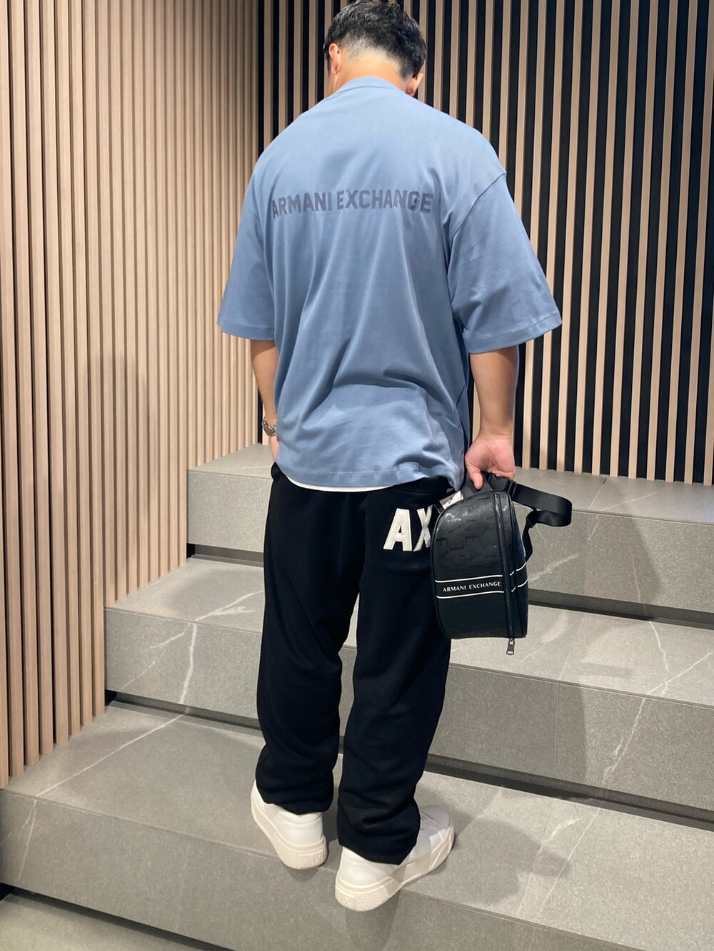 「AXchange、AXchanger、armaniexchange、AXCatStreet、Tシャツ、オーバーサイズ、ビッグシルエット、バックプリント、スウェット、パンツスタイル、スウェットパンツ、スニーカー、ショルダーバッグ、白スニーカー、お出かけコーデ」｜「ARMANI EXCHANGEの【A|X アルマーニ エクスチェンジ】AXロゴ 半袖クルーネックTシャツ/OVER（Tシャツ/カットソー、ブルー系）」を使った、Y. SHOTAROさん（メンズ・163cm）の夏コーディネートの2枚目の写真