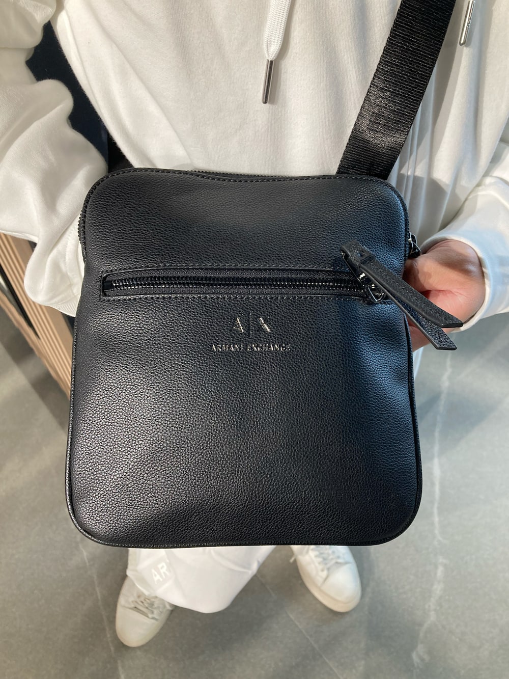 「AXchanger、AXchange、armaniexchange、AXCatStreet、セットアップ、白スニーカー、ジャージ、オーバーサイズ、ビッグシルエット、ショルダーバッグ、メンズコーデ、大人カジュアル、シンプルコーデ」｜「ARMANI EXCHANGEの【A|X アルマーニ エクスチェンジ】AXロゴ　フーデッドスウェットプルオーバー（スウェット、ブルー系）」を使った、Y. SHOTAROさん（メンズ・163cm）の冬コーディネートの5枚目の写真