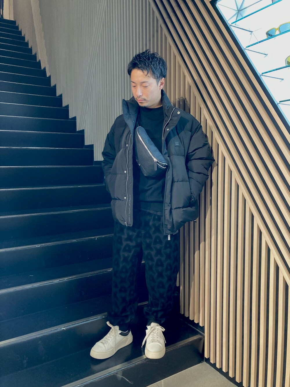 「AXchanger、AXchange、AXCatStreet、armaniexchange、アウター、ダウンジャケット、秋冬コーデ、スウェット、バッグ、スニーカー、ニット、セーター、休日スタイル」｜「ARMANI EXCHANGEの【A|X アルマーニ エクスチェンジ】ADE リアルダウンジャケット（ダウンジャケット/コート、ブラック系）」を使った、Y. SHOTAROさん（メンズ・163cm）の秋コーディネートの2枚目の写真