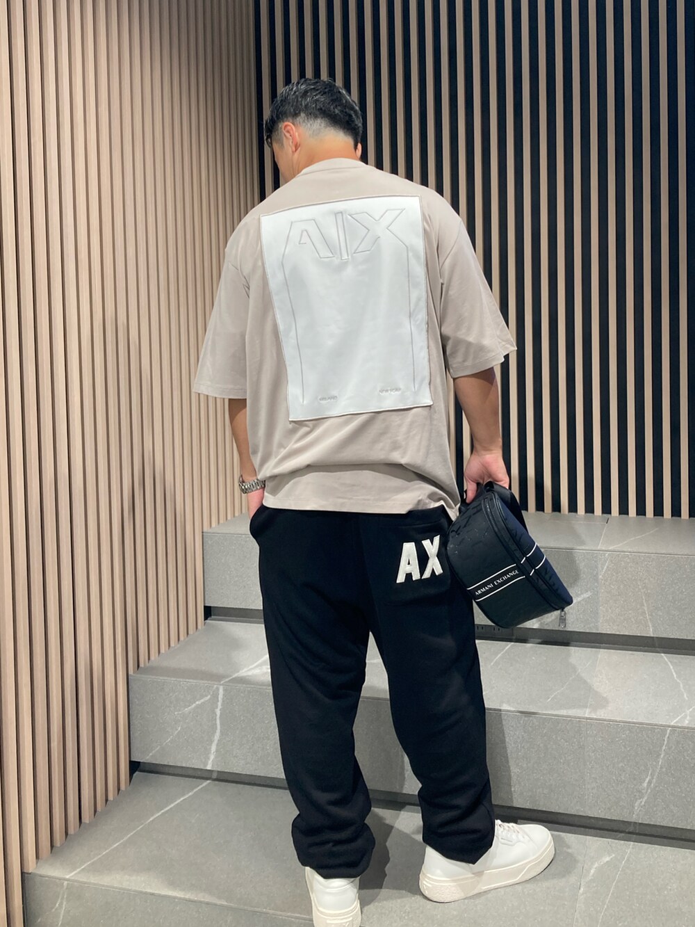 「AXchange、AXchanger、armaniexchange、AXCatStreet、バックプリント、オーバーサイズ、ビッグシルエット、休日スタイル、Tシャツ、ベージュ、スウェット、スウェットパンツ、夏コーデ、ショルダーバッグ、ボディバッグ」｜「ARMANI EXCHANGEの【A|X アルマーニ エクスチェンジ】バックロゴパッチ 半袖クルーネックTシャツ/LOOSE（Tシャツ/カットソー、ベージュ系）」を使った、Y. SHOTAROさん（メンズ・163cm）の夏コーディネートの2枚目の写真