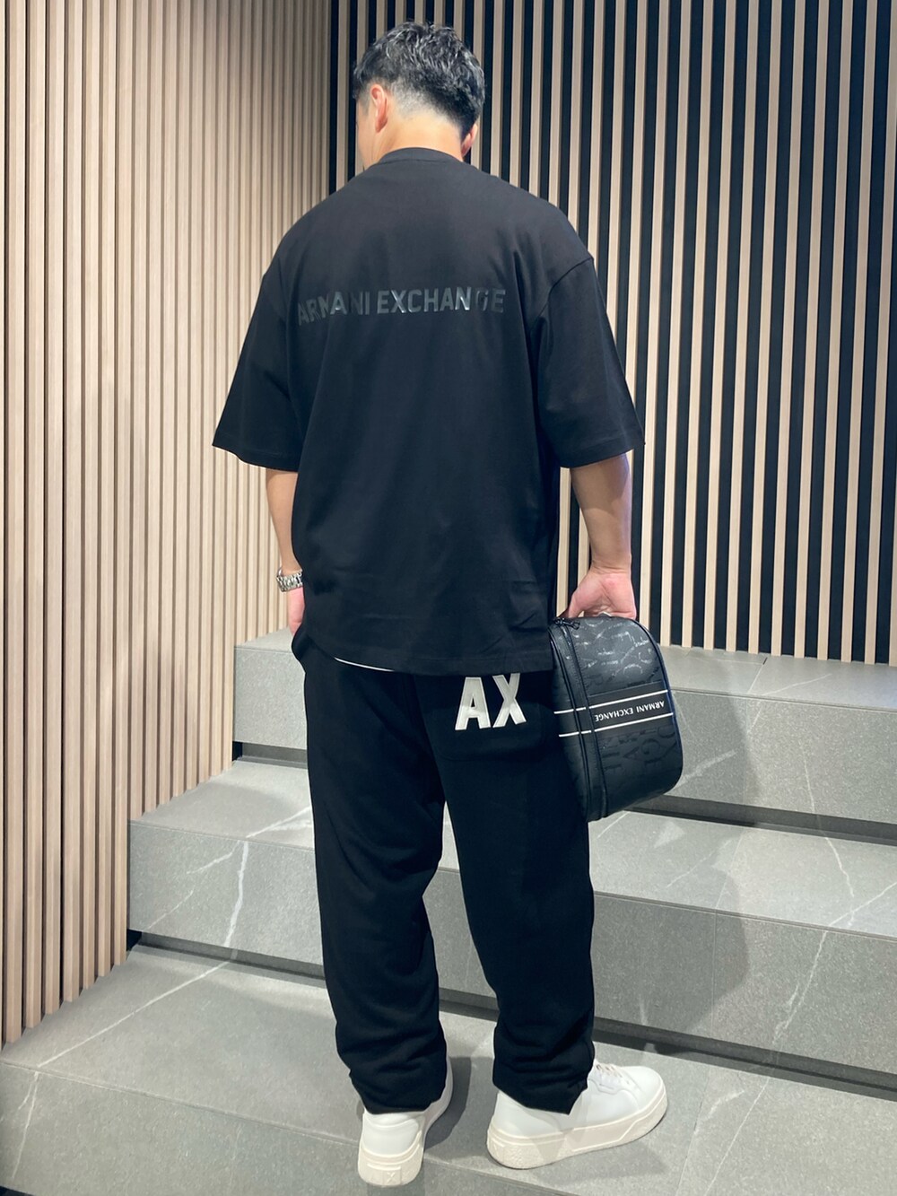 「AXchange、AXchanger、armaniexchange、AXCatStreet、Tシャツ、ブラックコーデ、オーバーサイズ、ビッグシルエット、バックプリント、ボディバッグ、ショルダーバッグ、モノトーン、シンプルコーデ、スウェット、レイヤードスタイル」｜「ARMANI EXCHANGEの【A|X アルマーニ エクスチェンジ】AXロゴ 半袖クルーネックTシャツ/OVER（Tシャツ/カットソー、ブラック系）」を使った、Y. SHOTAROさん（メンズ・163cm）の夏コーディネートの2枚目の写真