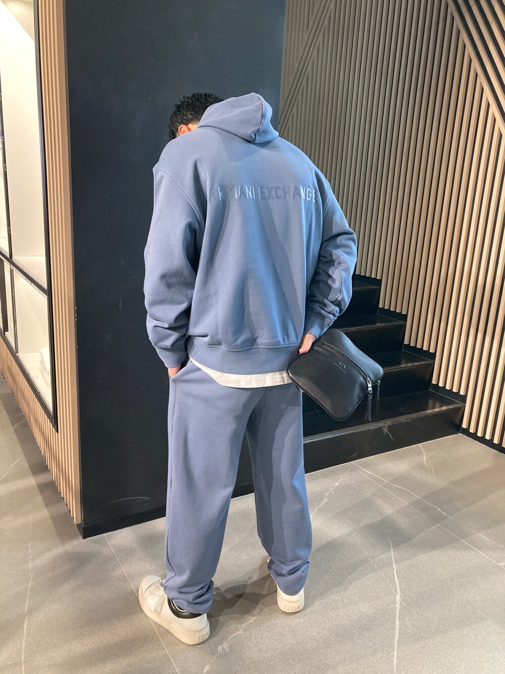 「AXchanger、AXchange、AXCatStreet、armaniexchange、スニーカー、白スニーカー、パーカー、ビッグシルエット、オーバーサイズ、バックプリント、セットアップ、ショルダーバッグ」｜「ARMANI EXCHANGEの【A|X アルマーニ エクスチェンジ】AXロゴ　フーデッドスウェットプルオーバー（スウェット、ブルー系）」を使った、Y. SHOTAROさん（メンズ・163cm）の冬コーディネートの2枚目の写真