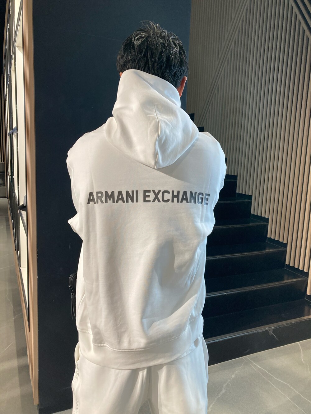 「AXchanger、AXchange、AXCatStreet、armaniexchange、セットアップ、秋冬コーデ、オーバーサイズ、ビッグシルエット、ホワイトコーデ、スニーカー、白スニーカー、ショルダーバッグ、バックプリント、スウェット、パーカー」｜「ARMANI EXCHANGEの【A|X アルマーニ エクスチェンジ】AXロゴ　フーデッドスウェットプルオーバー（スウェット、ホワイト系）」を使った、Y. SHOTAROさん（メンズ・163cm）の冬コーディネートの3枚目の写真