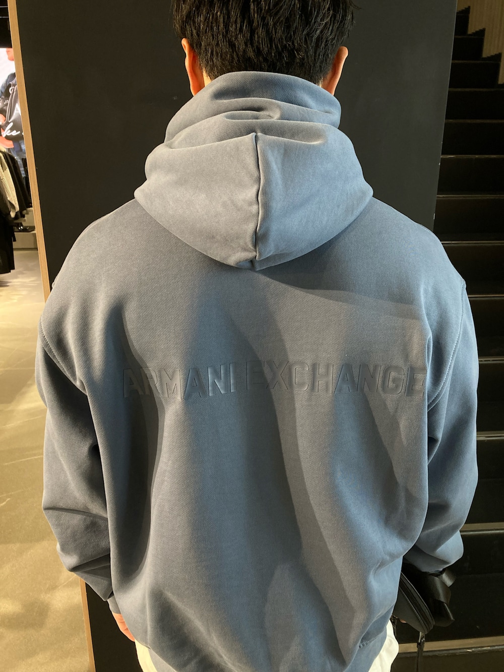 「AXchanger、AXchange、armaniexchange、AXCatStreet、セットアップ、白スニーカー、ジャージ、オーバーサイズ、ビッグシルエット、ショルダーバッグ、メンズコーデ、大人カジュアル、シンプルコーデ」｜「ARMANI EXCHANGEの【A|X アルマーニ エクスチェンジ】AXロゴ　フーデッドスウェットプルオーバー（スウェット、ブルー系）」を使った、Y. SHOTAROさん（メンズ・163cm）の冬コーディネートの3枚目の写真
