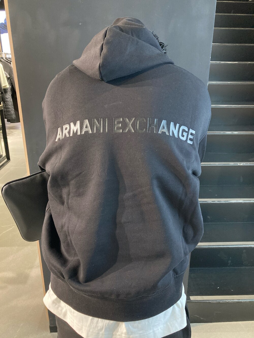 「AXchanger、AXchange、AXCatStreet、armaniexchange、スニーカー、白スニーカー、バックプリント、オーバーサイズ、ビッグシルエット、ショルダーバッグ、セットアップ、モノトーンコーデ、スウェット」｜「ARMANI EXCHANGEの【A|X アルマーニ エクスチェンジ】AXロゴ　フーデッドスウェットプルオーバー（スウェット、ブラック系）」を使った、Y. SHOTAROさん（メンズ・163cm）の冬コーディネートの2枚目の写真