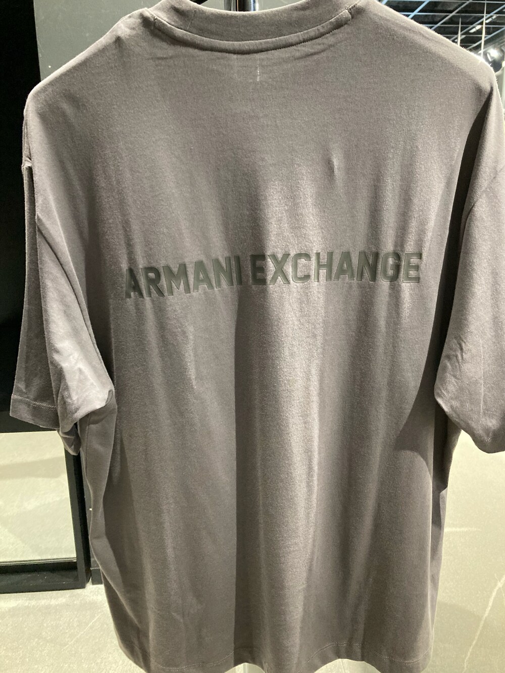 「AXchange、AXchanger、armaniexchange、AXCatStreet、Tシャツ、スウェット、スウェットパンツ、スニーカー、ショルダーバッグ、ボディバッグ、オーバーサイズ、バックプリント」｜「ARMANI EXCHANGEの【A|X アルマーニ エクスチェンジ】オールオーバーロゴ　ボディバッグ/ウエストポーチ（EC限定カラー含）（ボディバッグ/ウエストポーチ、ブラック系）」を使った、Y. SHOTAROさん（メンズ・163cm）の夏コーディネートの3枚目の写真