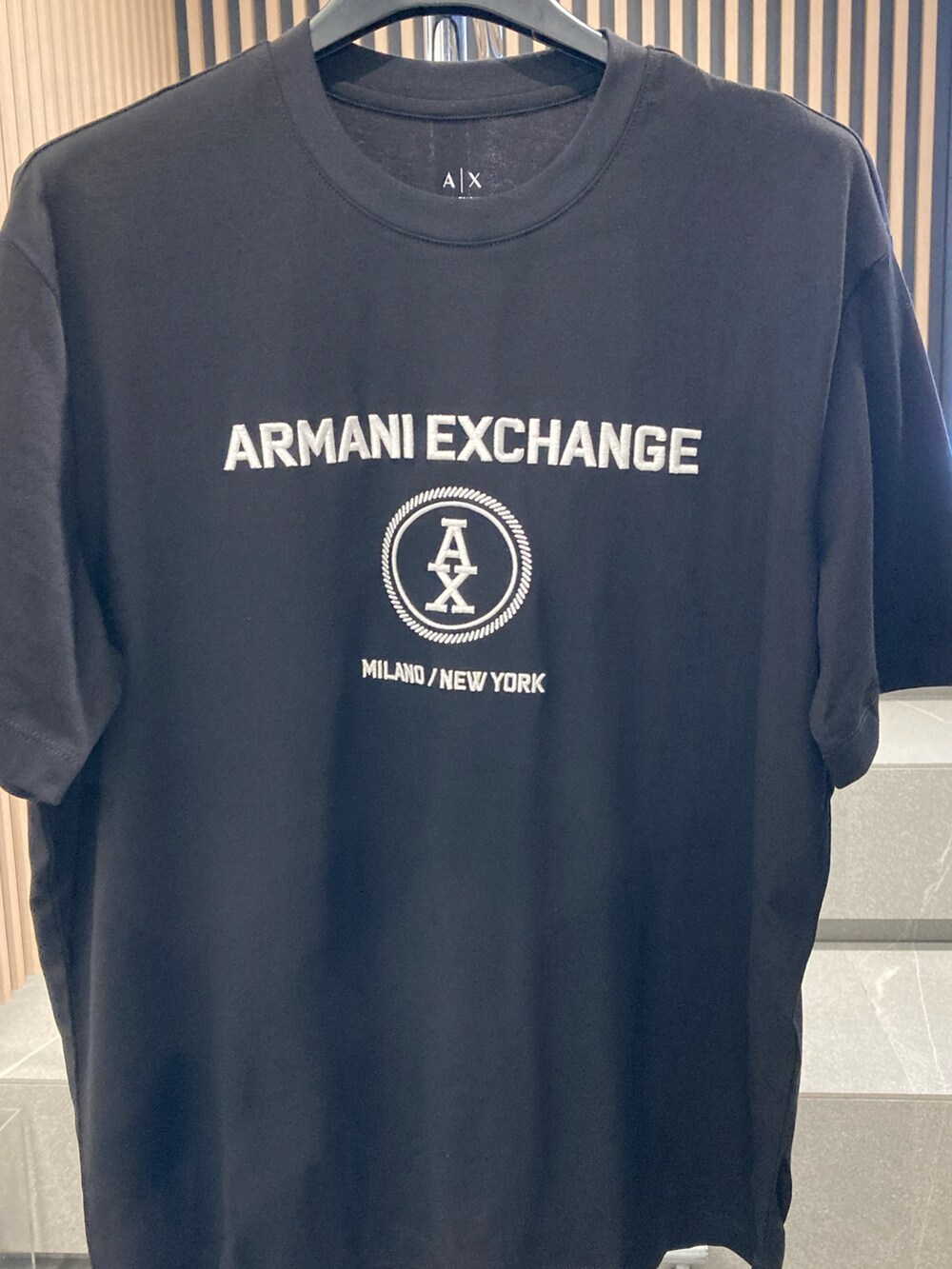 「AXchange、AXchanger、armaniexchange、AXCatStreet、Tシャツ、オーバーサイズ、ビッグシルエット、ブラックコーデ、スニーカー、白スニーカー、シンプルコーデ、お出かけコーデ、スウェット、ボディバッグ、ショルダーバッグ」｜「ARMANI EXCHANGEの【A|X アルマーニ エクスチェンジ】AXロゴ 半袖クルーネックTシャツ/REGULAR+（ZOZO限定カラー含）（Tシャツ/カットソー、ブラック系）」を使った、Y. SHOTAROさん（メンズ・163cm）の夏コーディネートの2枚目の写真