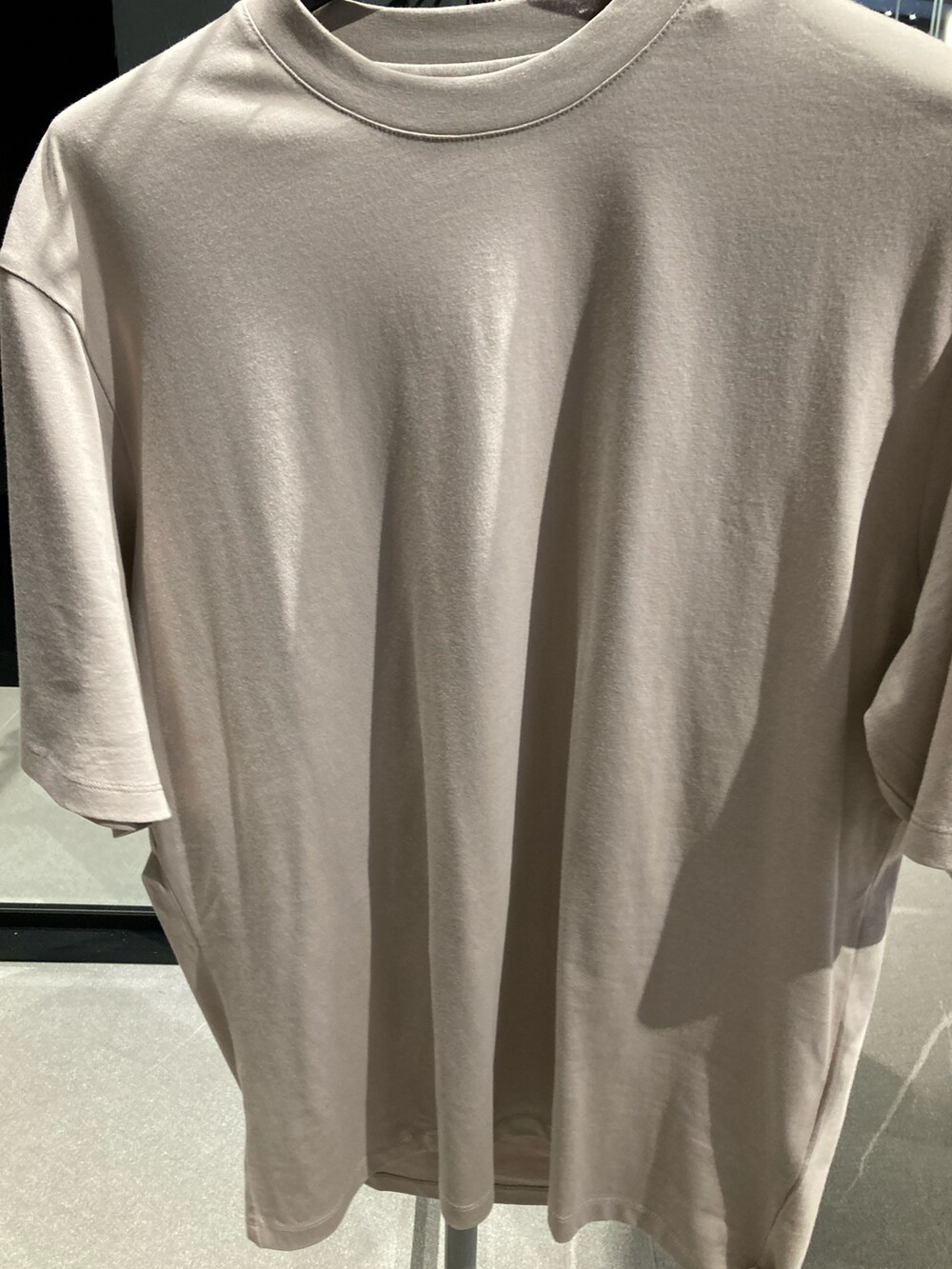 「AXchange、AXchanger、armaniexchange、AXCatStreet、休日スタイル、オトナカジュアル、ベージュ、Tシャツ、オーバーサイズ、ビッグシルエット、バックプリント、スウェット、スウェットパンツ、ショルダーバッグ、ボディバッグ」｜「ARMANI EXCHANGEの【A|X アルマーニ エクスチェンジ】バックロゴパッチ 半袖クルーネックTシャツ/LOOSE（Tシャツ/カットソー、ベージュ系）」を使った、Y. SHOTAROさん（メンズ・163cm）の夏コーディネートの4枚目の写真