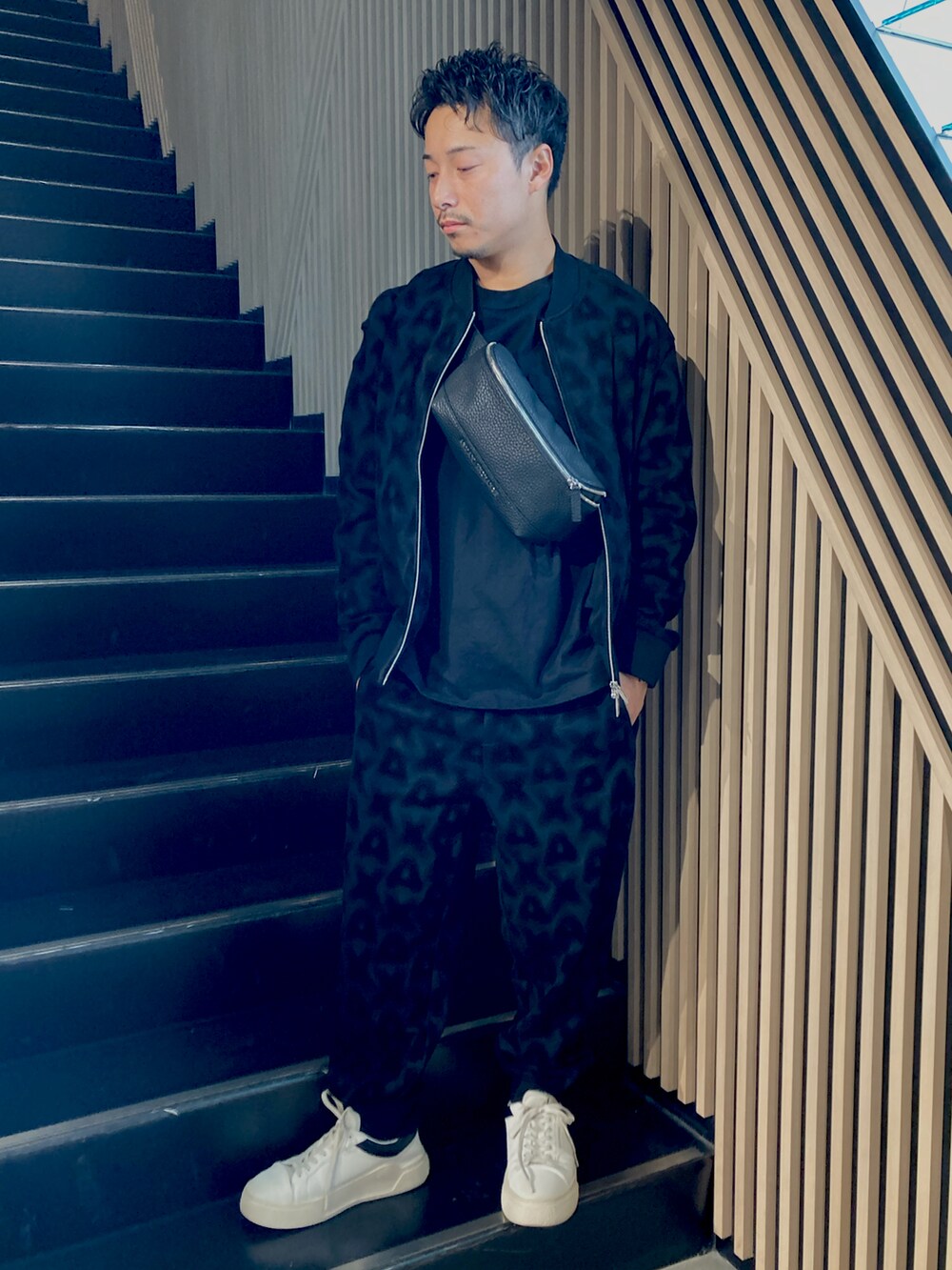 「セットアップ、AXchanger、AXchange、AXCatStreet、armaniexchange、スウェット、スニーカー、ニット、バッグ、秋冬コーデ、休日スタイル、ショルダーバッグ」｜「ARMANI EXCHANGEの【A|X アルマーニ エクスチェンジ】オールオーバーフロックロゴ　ジップアップスウェットシャツ（スウェット、ブラック系）」を使った、Y. SHOTAROさん（メンズ・163cm）の秋コーディネートの2枚目の写真
