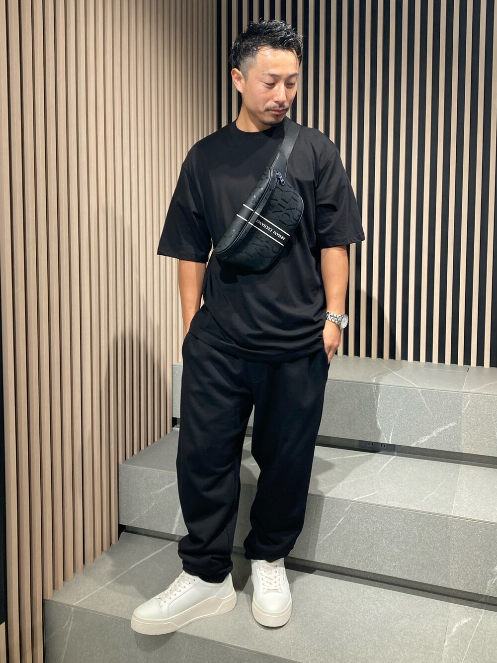 「AXchange、AXchanger、armaniexchange、AXCatStreet、Tシャツ、スニーカー、ボディバッグ、オーバーサイズ、バックプリント、モノトーン、スウェット、スウェットパンツ、春コーデ、夏コーデ、シンプルコーデ」｜「ARMANI EXCHANGEの【A|X アルマーニ エクスチェンジ】バックロゴパッチ 半袖クルーネックTシャツ/LOOSE（Tシャツ/カットソー、ブラック系）」を使った、Y. SHOTAROさん（メンズ・163cm）の夏コーディネートの2枚目の写真