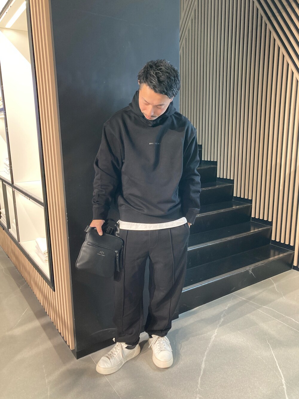 「AXchanger、AXchange、AXCatStreet、armaniexchange、スニーカー、白スニーカー、バックプリント、オーバーサイズ、ビッグシルエット、ショルダーバッグ、セットアップ、モノトーンコーデ、スウェット」｜「ARMANI EXCHANGEの【A|X アルマーニ エクスチェンジ】AXロゴ　フーデッドスウェットプルオーバー（スウェット、ブラック系）」を使った、Y. SHOTAROさん（メンズ・163cm）の冬コーディネートの5枚目の写真