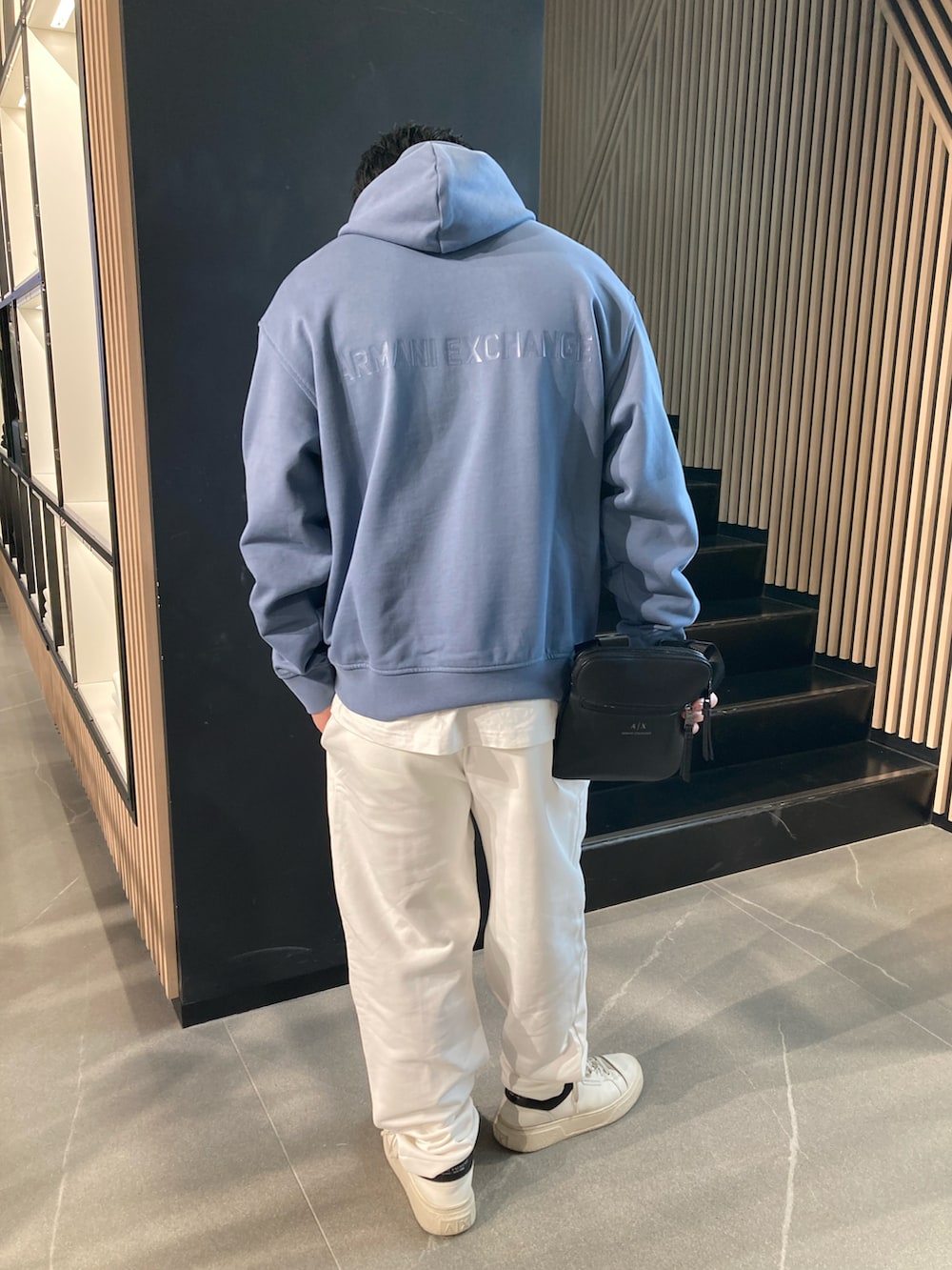 「AXchanger、AXchange、armaniexchange、AXCatStreet、セットアップ、白スニーカー、ジャージ、オーバーサイズ、ビッグシルエット、ショルダーバッグ、メンズコーデ、大人カジュアル、シンプルコーデ」｜「ARMANI EXCHANGEの【A|X アルマーニ エクスチェンジ】AXロゴ　フーデッドスウェットプルオーバー（スウェット、ブルー系）」を使った、Y. SHOTAROさん（メンズ・163cm）の冬コーディネートの2枚目の写真