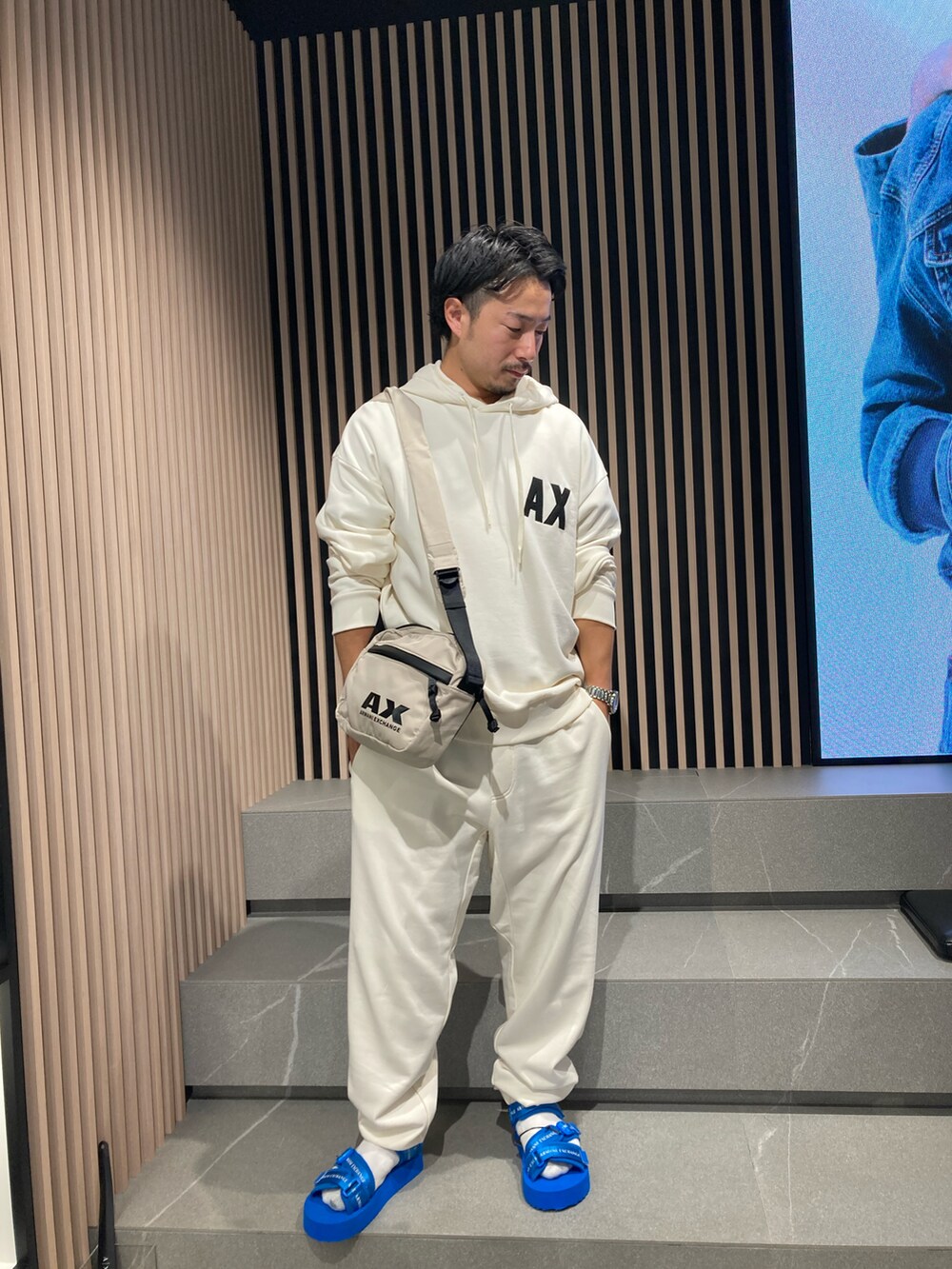 「AXchanger、AXchange、armaniexchange、AXCatStreet、セットアップ、スウェット、パーカー、オーバーサイズ、ビッグシルエット、ショルダーバッグ、サンダル、休日コーデ、メンズコーデ、リラックススタイル」｜「ARMANI EXCHANGEの【A|X アルマーニ エクスチェンジ】AXロゴ スウェットフーデッドパーカー (UNISEX CAPSULE)（スウェット、ホワイト系）」を使った、Y. SHOTAROさん（メンズ・163cm）の夏コーディネートの2枚目の写真