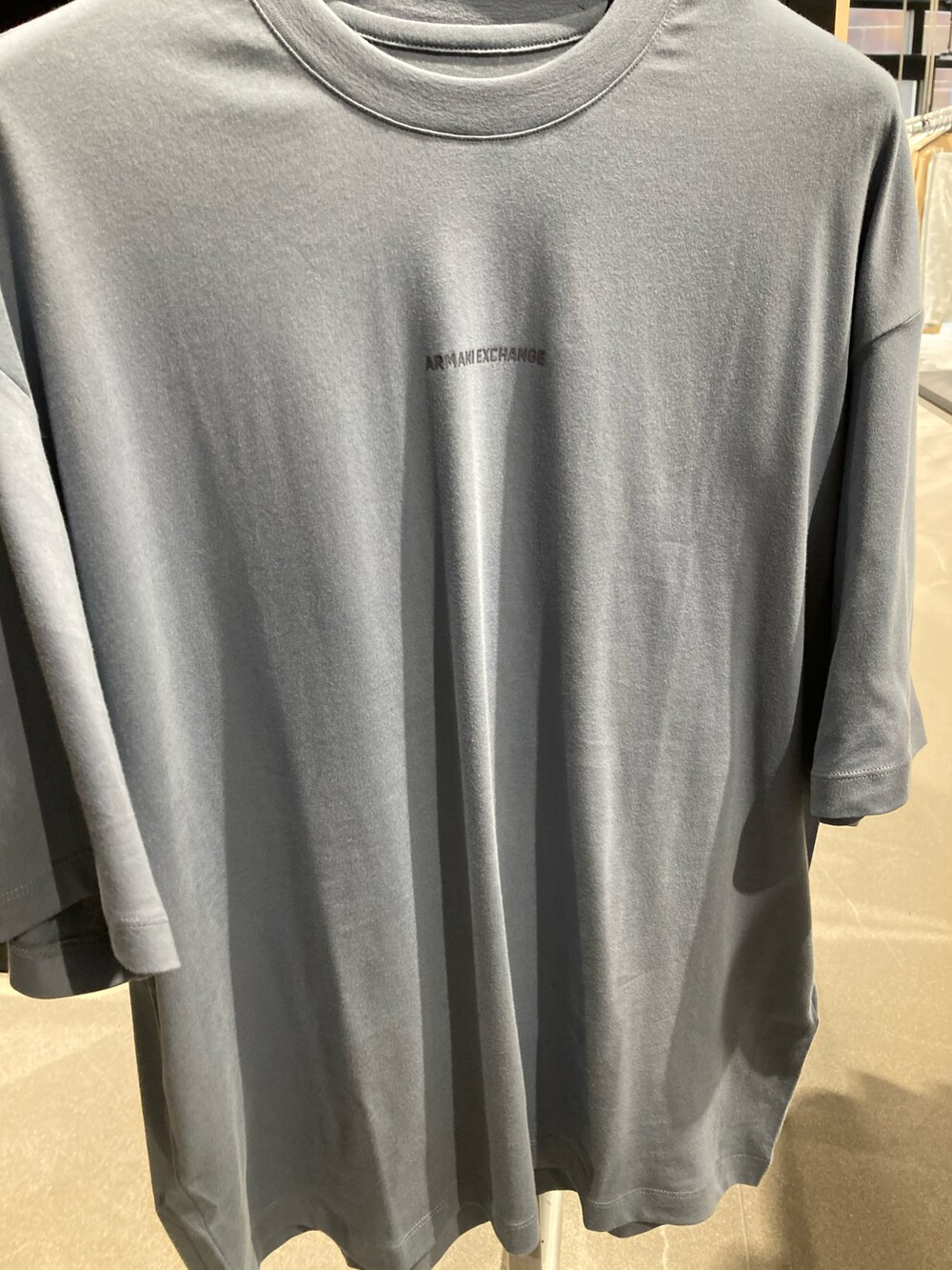 「AXchange、AXchanger、armaniexchange、AXCatStreet、Tシャツ、スウェット、スウェットパンツ、スニーカー、ショルダーバッグ、ボディバッグ、オーバーサイズ、バックプリント」｜「ARMANI EXCHANGEの【A|X アルマーニ エクスチェンジ】オールオーバーロゴ　ボディバッグ/ウエストポーチ（EC限定カラー含）（ボディバッグ/ウエストポーチ、ブラック系）」を使った、Y. SHOTAROさん（メンズ・163cm）の夏コーディネートの2枚目の写真