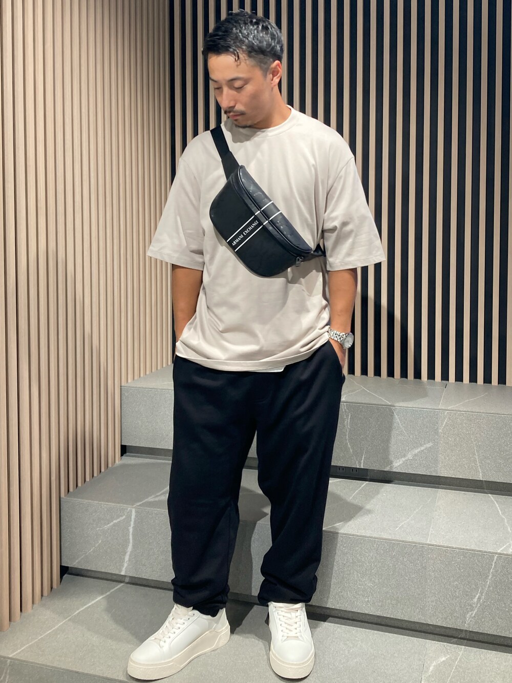「AXchange、AXchanger、armaniexchange、AXCatStreet、休日スタイル、オトナカジュアル、ベージュ、Tシャツ、オーバーサイズ、ビッグシルエット、バックプリント、スウェット、スウェットパンツ、ショルダーバッグ、ボディバッグ」｜「ARMANI EXCHANGEの【A|X アルマーニ エクスチェンジ】バックロゴパッチ 半袖クルーネックTシャツ/LOOSE（Tシャツ/カットソー、ベージュ系）」を使った、Y. SHOTAROさん（メンズ・163cm）の夏コーディネートの2枚目の写真