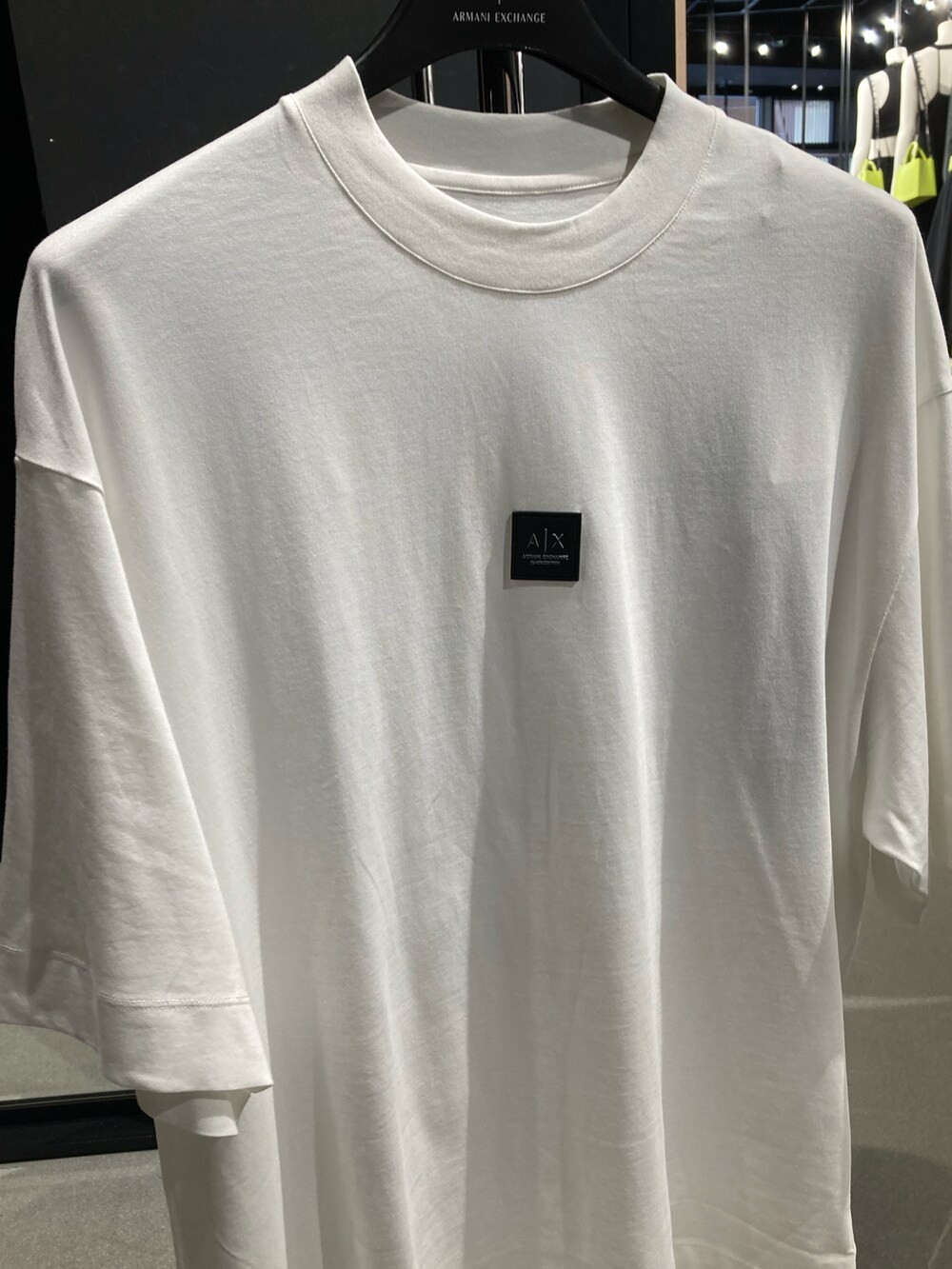 「AXchange、AXchanger、AXCatStreet、armaniexchange、Tシャツ、白Tシャツ、スウェットパンツ、ボディバッグ、ショルダーバッグ、スニーカー、モノトーン、オーバーサイズ、ビッグシルエット」｜「ARMANI EXCHANGEの【A|X アルマーニ エクスチェンジ】AXロゴ ジョガーパンツ (UNISEX CAPSULE)（スウェットパンツ、ブラック系）」を使った、Y. SHOTAROさん（メンズ・163cm）の夏コーディネートの2枚目の写真