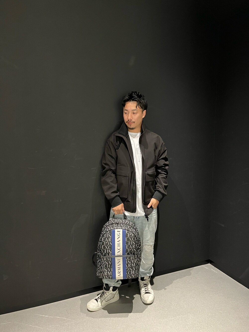 「ZOZOセール2023夏、AXchanger、AXchange、armaniexchange、AXCatStreet、アウター、シアー、デニム、みんなの白Tフェス、ハイカットスニーカー、白スニーカー、スニーカー、バックパック、Tシャツ、ブルゾン」｜「ARMANI EXCHANGEの【A|X アルマーニ エクスチェンジ】シアサッカー　ウインドブレーカー（ナイロンジャケット、ブラック系）」を使った、Y. SHOTAROさん（メンズ・163cm）の夏コーディネートの2枚目の写真