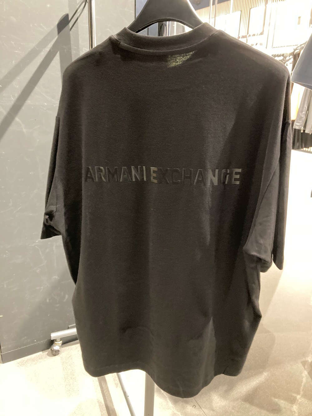 「AXchange、AXchanger、AXCatStreet、armaniexchange、バックプリント、オーバーサイズ、ビッグシルエット、スウェット、Tシャツ、黒、ブラックコーデ、スニーカー、ボディバッグ、ショルダーバッグ、お出かけコーデ」｜「ARMANI EXCHANGEの【A|X アルマーニ エクスチェンジ】AXロゴ 半袖クルーネックTシャツ/OVER（Tシャツ/カットソー、ブラック系）」を使った、Y. SHOTAROさん（メンズ・163cm）の夏コーディネートの3枚目の写真