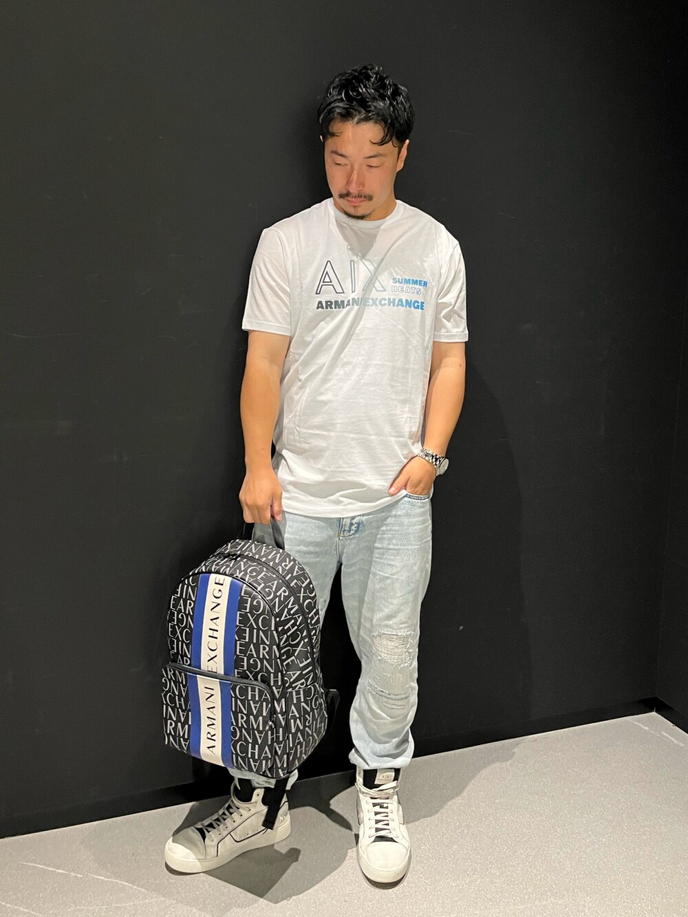 「AXchanger、AXchange、armaniexchange、アルマーニエクスチェンジ、AXCatStreet、みんなの白Tフェス、Tシャツ、バックパック、白スニーカー、スニーカー、ZOZOセール2023夏」｜「ARMANI EXCHANGEの【A|X アルマーニ エクスチェンジ】SUMMER BEATS　A|Xロゴ　半袖クルーネックTシャツ/REGULAR（Tシャツ/カットソー、ホワイト系）」を使った、Y. SHOTAROさん（メンズ・163cm）の夏コーディネートの2枚目の写真