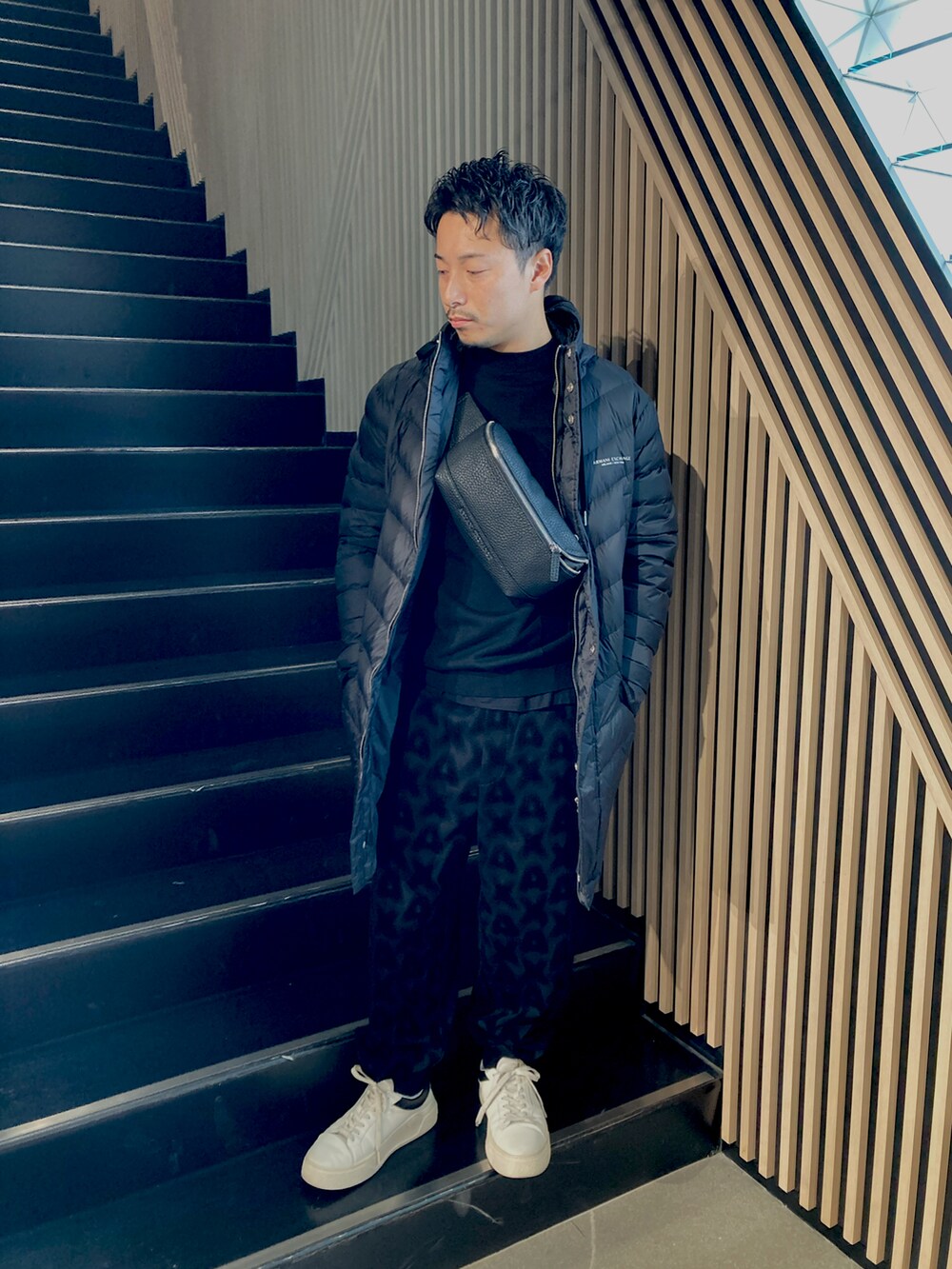 「AXchanger、AXchange、armaniexchange、AXCatStreet、ロングコート、ダウンジャケット、スウェット、スニーカー、バッグ、秋冬コーデ、休日スタイル、大人カジュアル」｜「ARMANI EXCHANGEの【A|X アルマーニ エクスチェンジ】ライトダウンコート　フーディ（ダウンジャケット/コート、ブラック系）」を使った、Y. SHOTAROさん（メンズ・163cm）の秋コーディネートの2枚目の写真