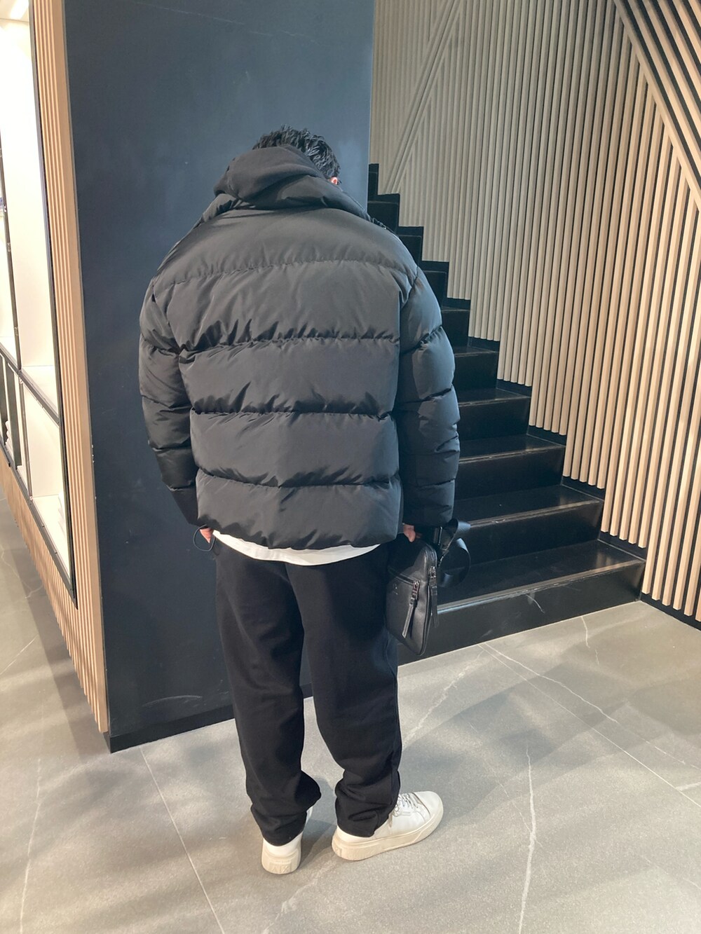 「AXchanger、AXchange、AXCatStreet、armaniexchange、セットアップ、スウェット、フーディー、パーカー、オーバーサイズ、ビッグシルエット、バックプリント、白スニーカー、スニーカー、ダウンジャケット、冬アウター」｜「ARMANI EXCHANGEの【A|X アルマーニ エクスチェンジ】ADE リアルダウンジャケット（ダウンジャケット/コート、ブラック系）」を使った、Y. SHOTAROさん（メンズ・163cm）の冬コーディネートの2枚目の写真